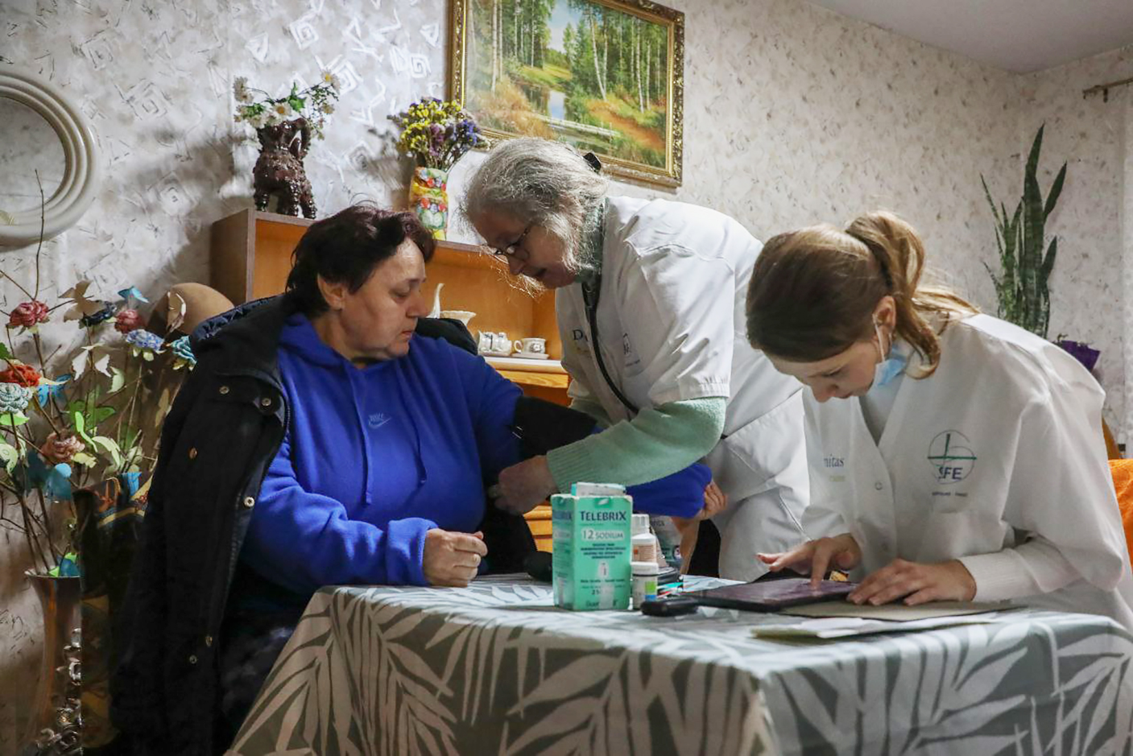 personels soignants de l'ONG Dignitas auprès d'une femme