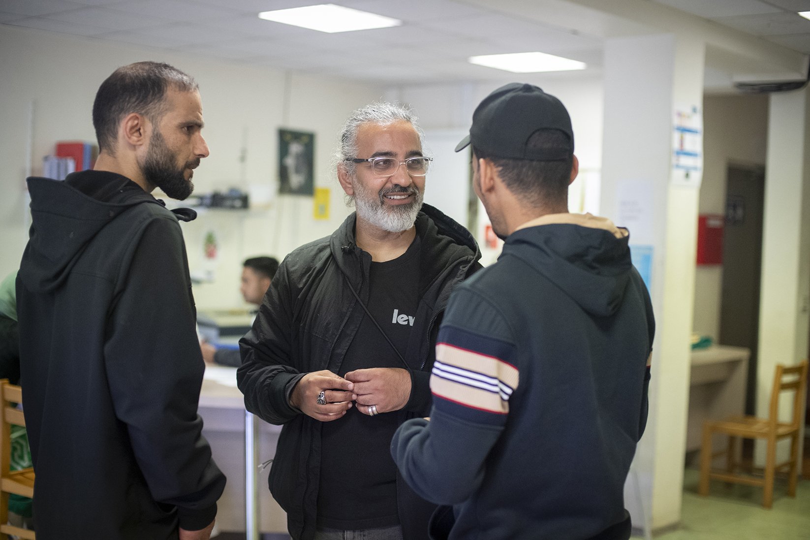 trois hommes demandeurs d'asile en train de discuter