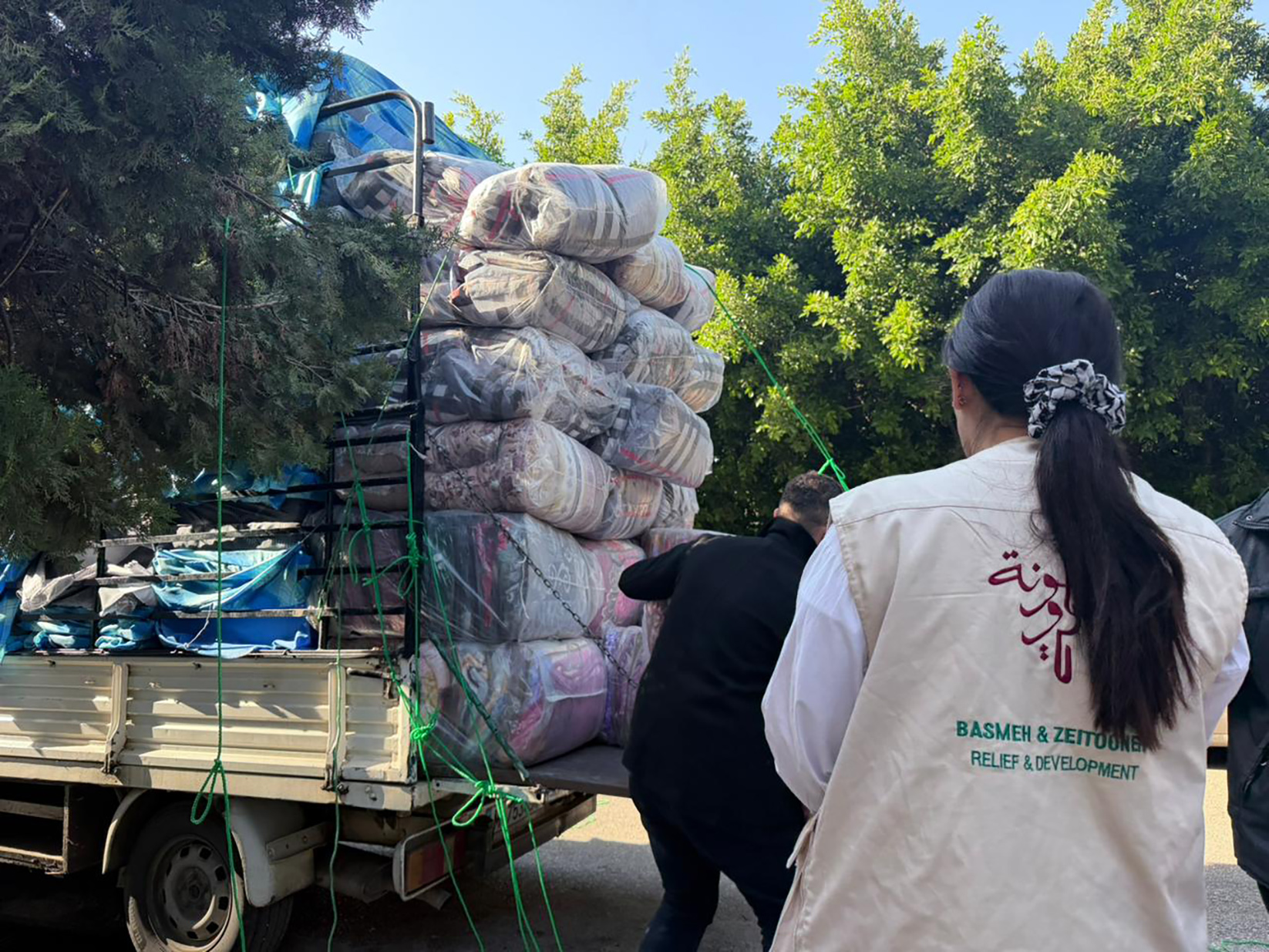 un camion plein de couverture à distribuer aux déplacés