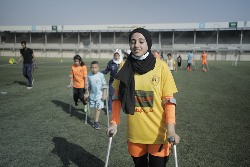 Des jeunes Palestiniennes, amputées d'une jambe, apprennent à jouer au football 
