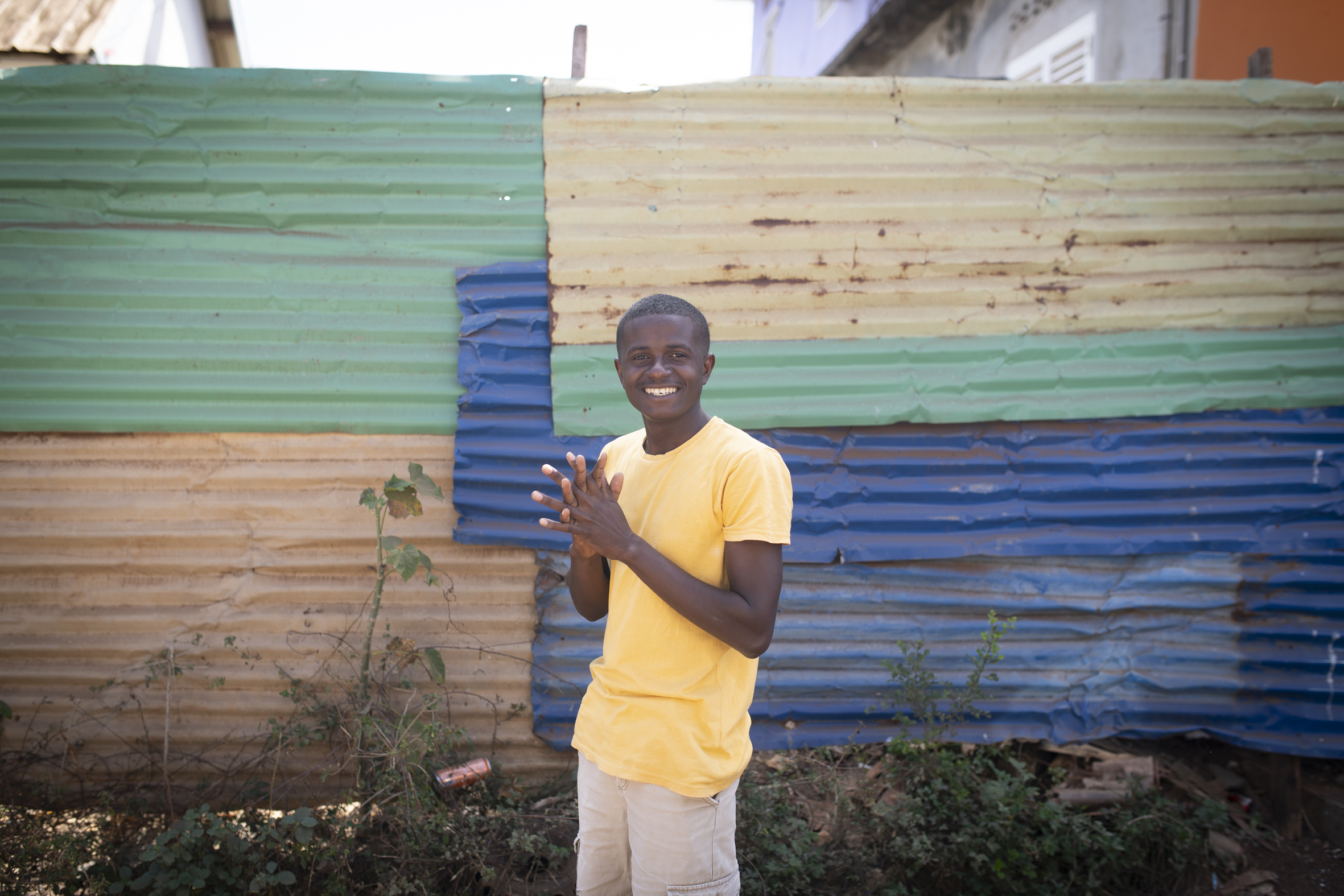 un habitant de Mayotte devant sa maison en tôle reconstruite après le cyclone chido