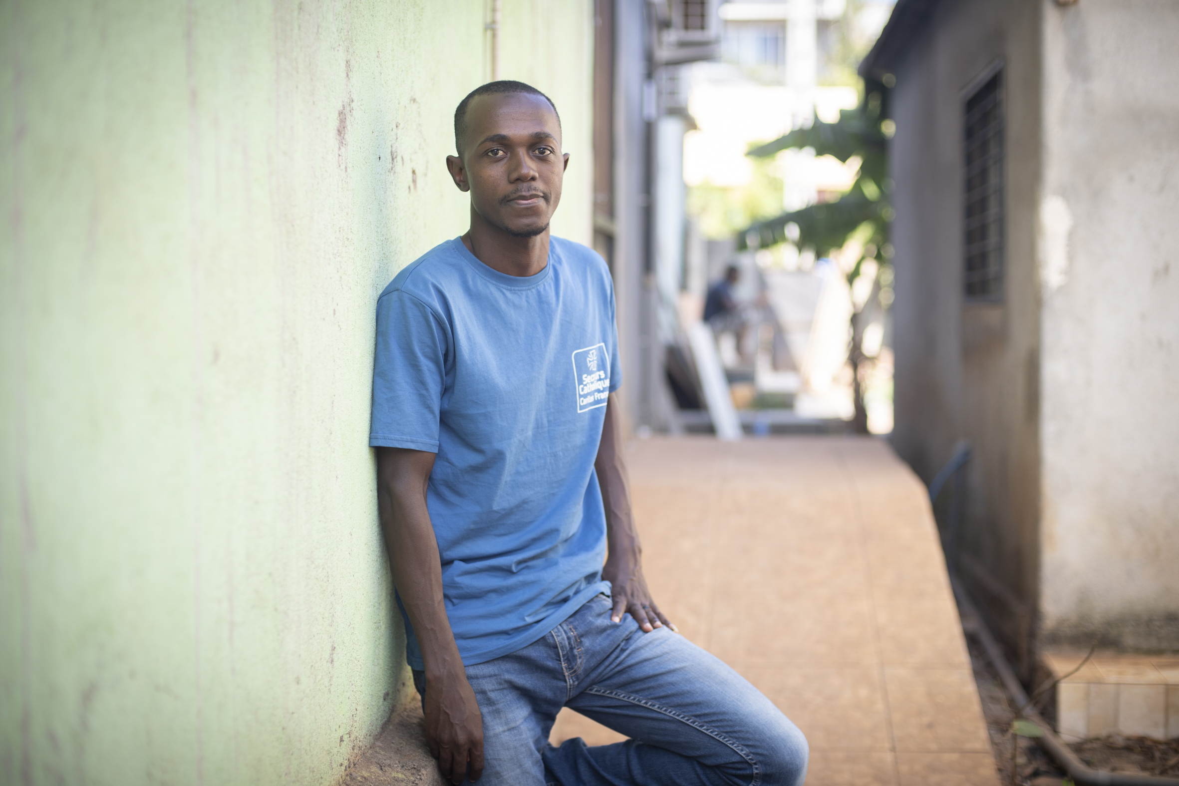 un jeune bénévole du secours catholique à mayotte