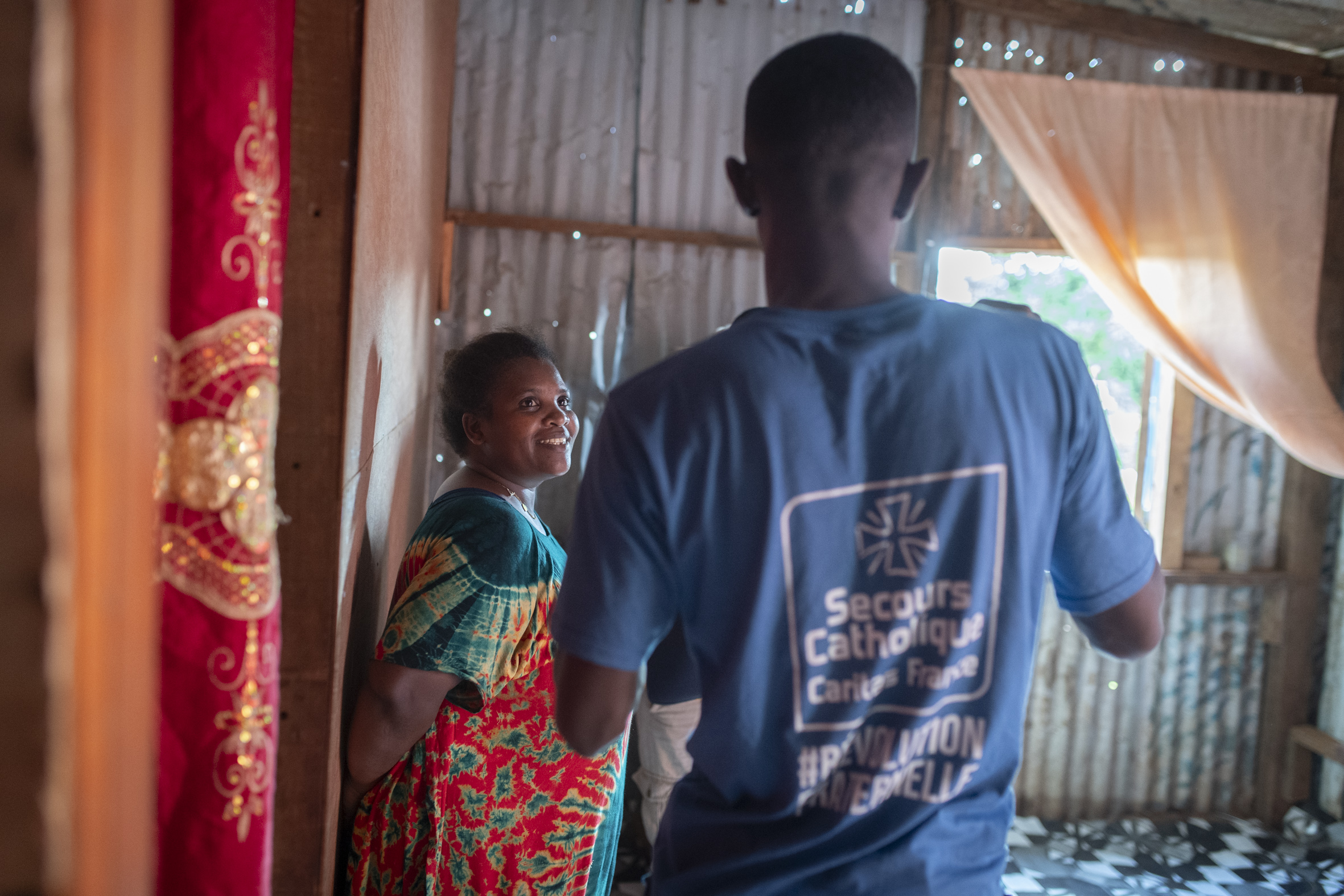 une femme discute avec un bénévole du secours catholique à mayotte