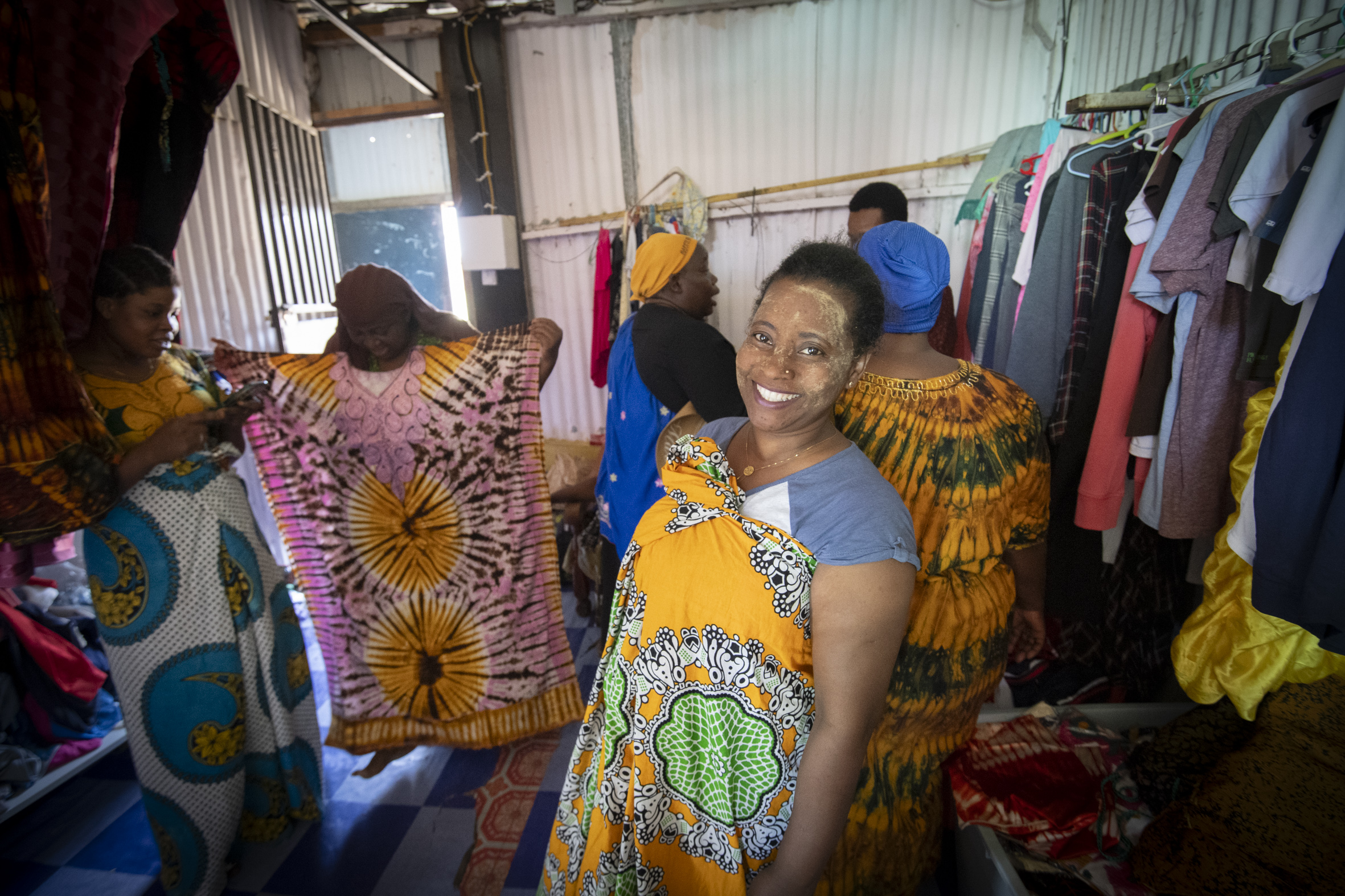 une femme dans une boutique à mayotte