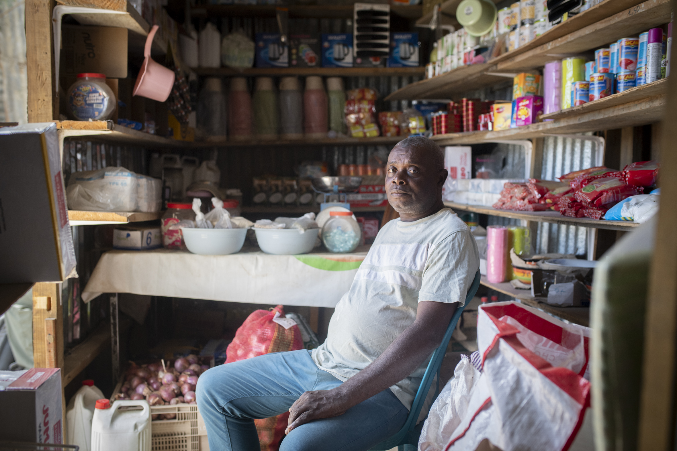 un homme dans son épicerie à mayotte