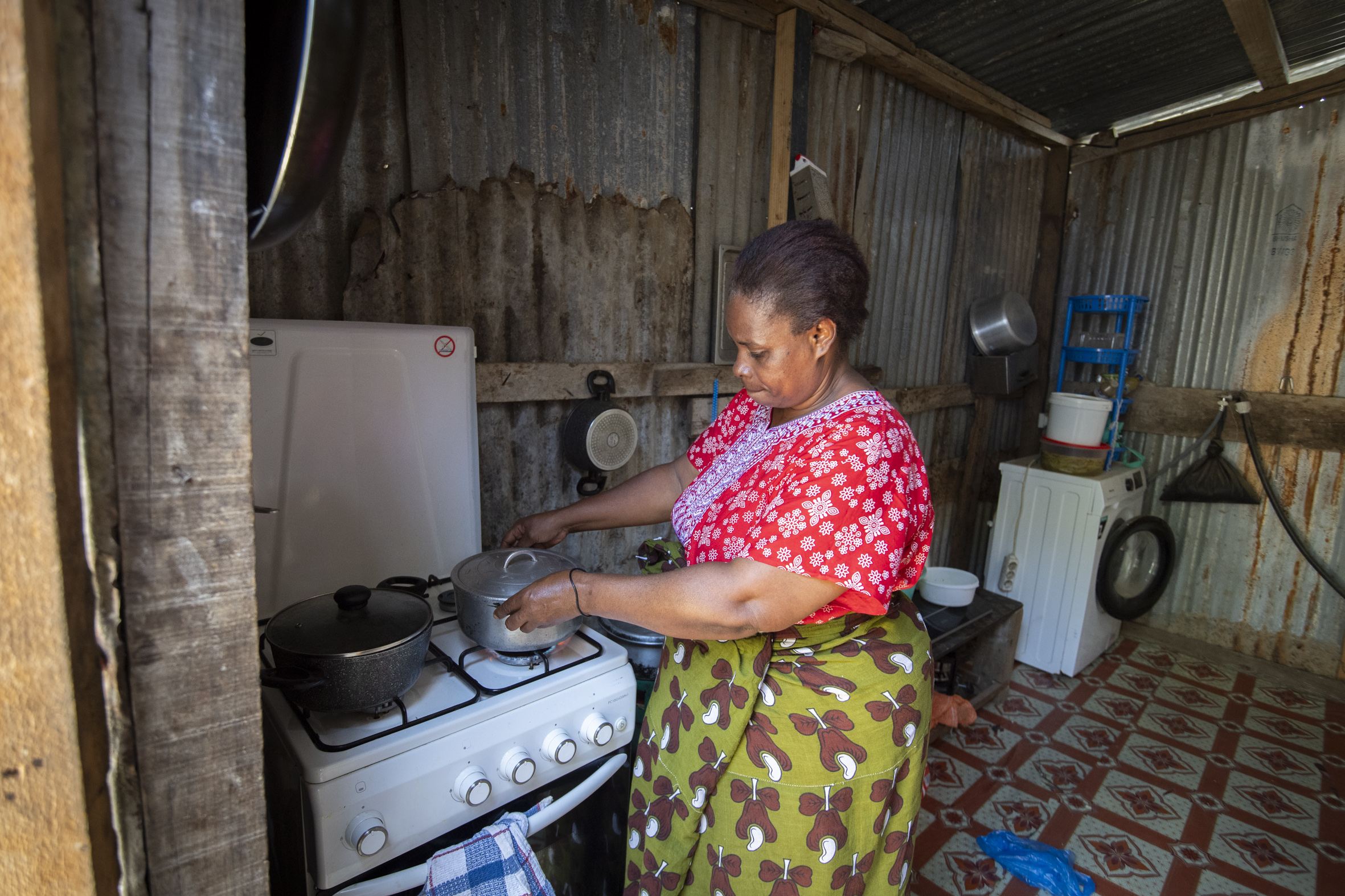 une habitante de mayotte dans sa maison en tôle cuisine