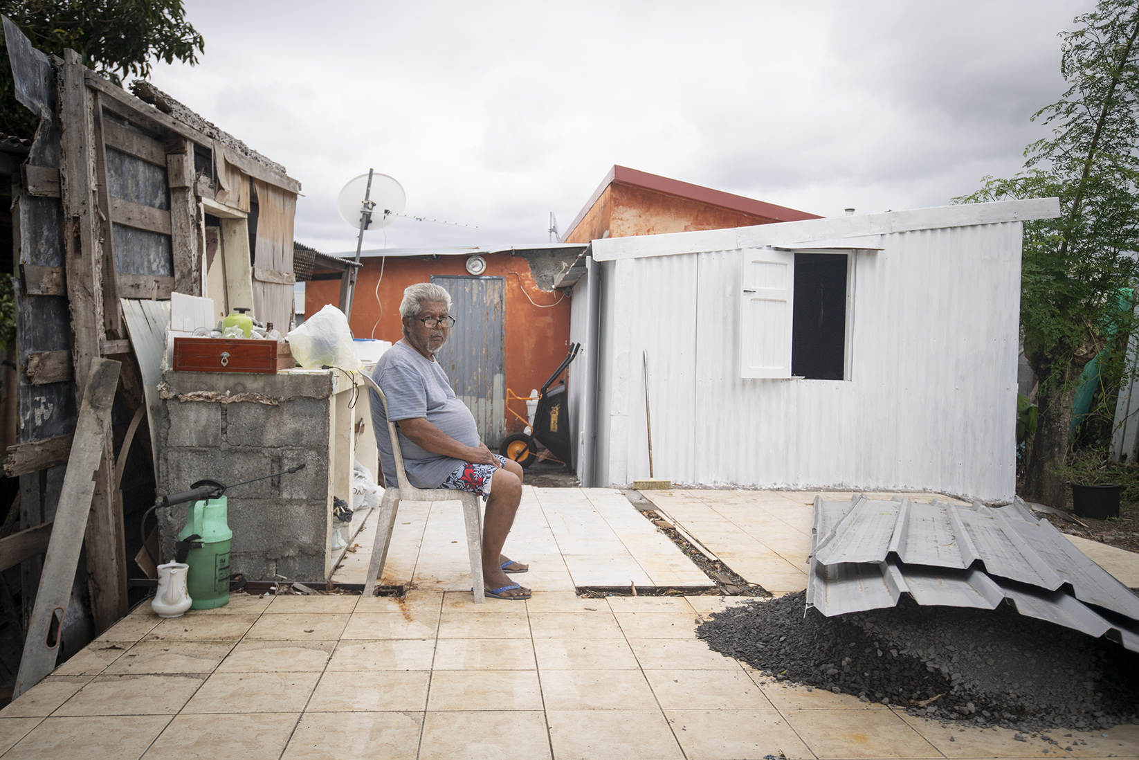 Jean-Paul au milieu des vestiges de son ancienne case, touchée par le cyclone Garance à la Réunion