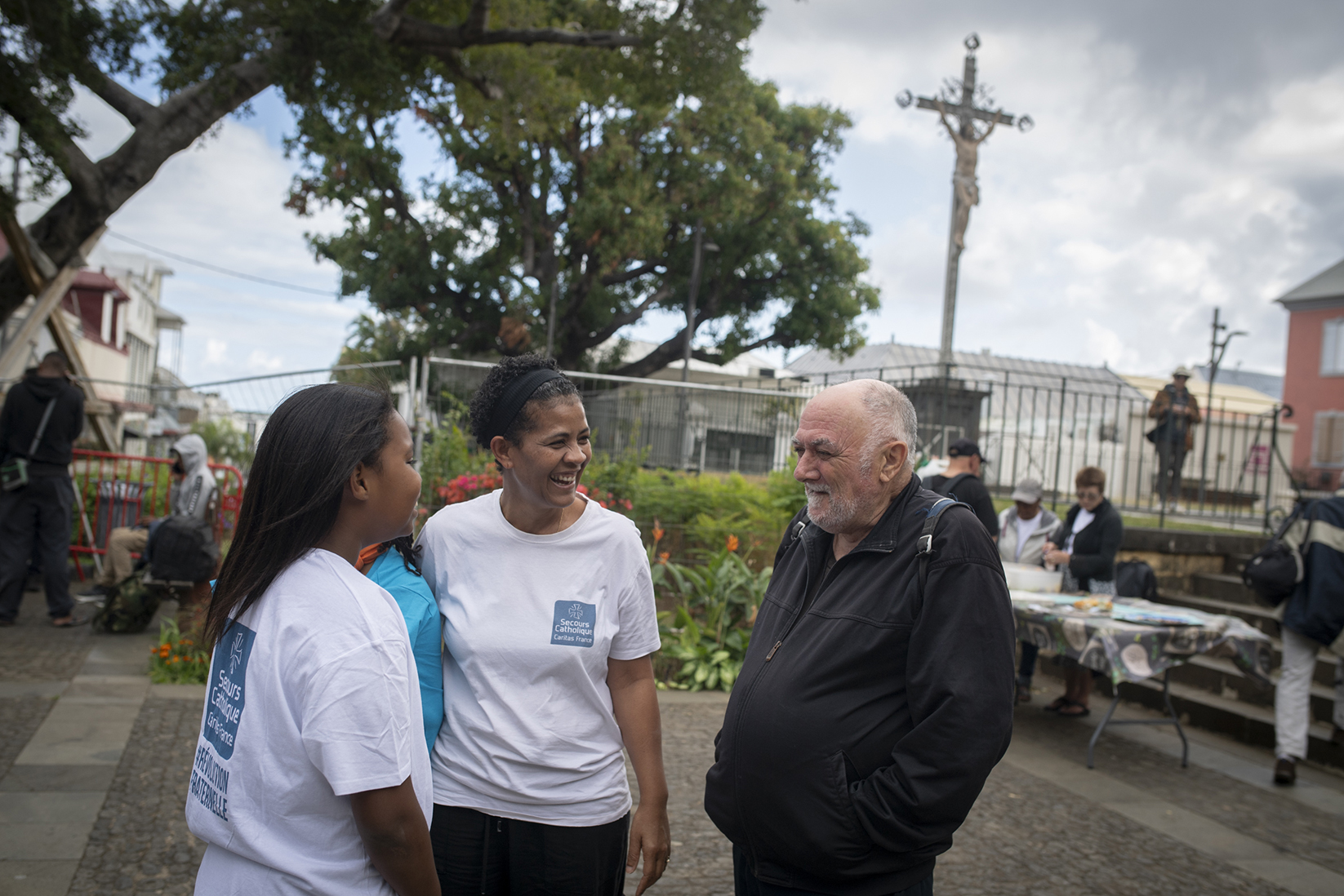Henri, en discussion avec Pascaline et une jeune bénévole.