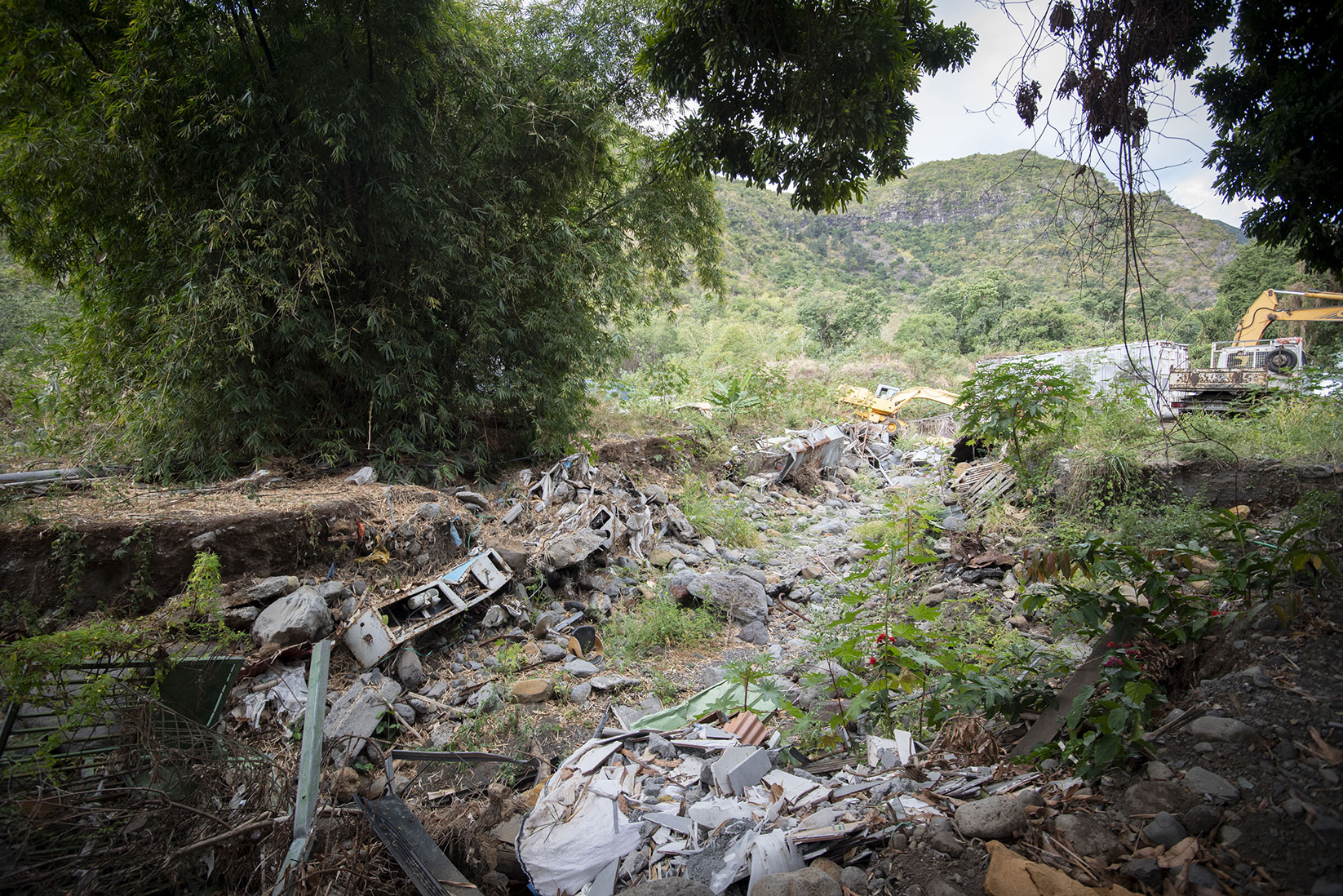 Une ravine encombrée de déchets charriés par les eaux lors du cyclone.
