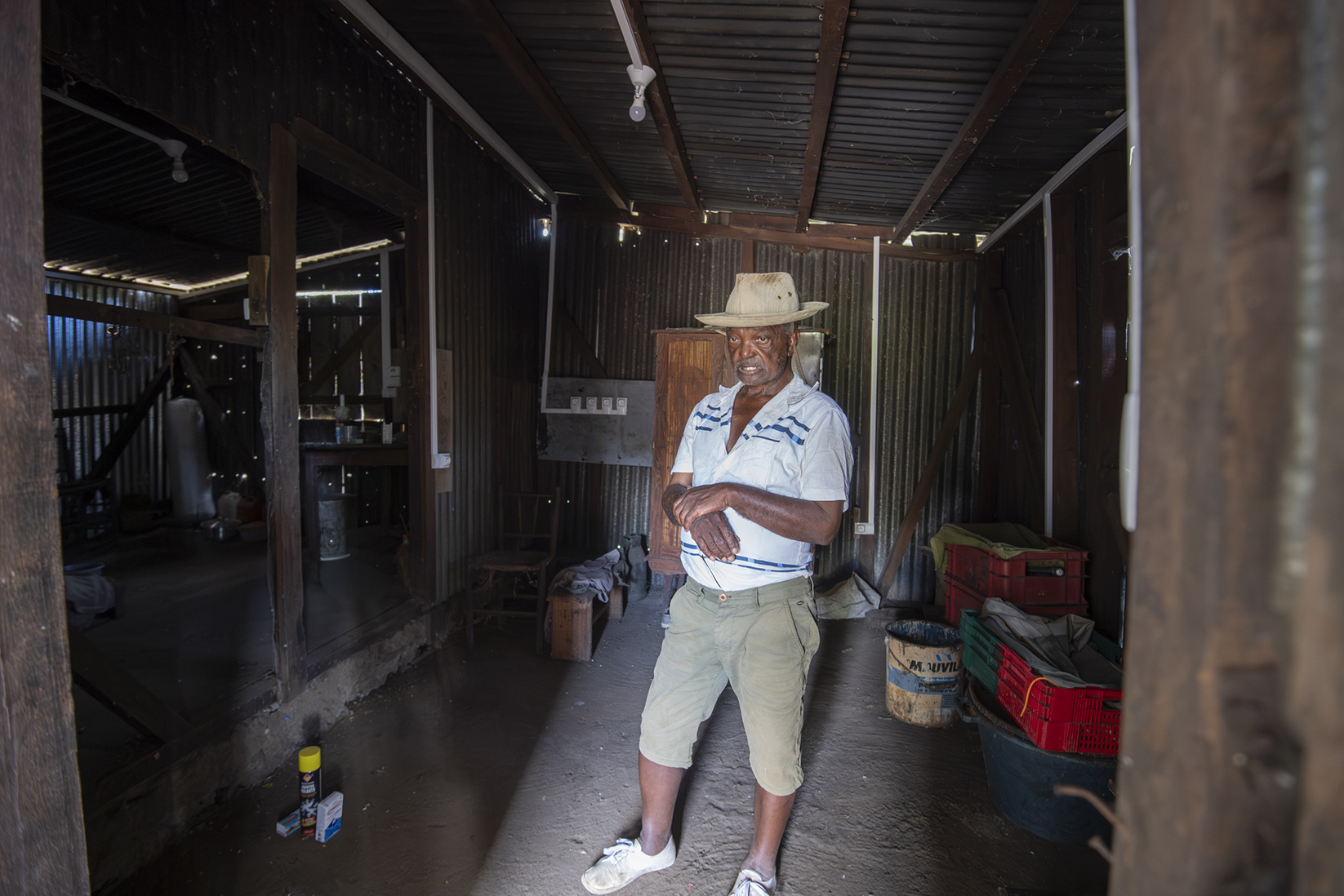 Ernest au milieu de sa case