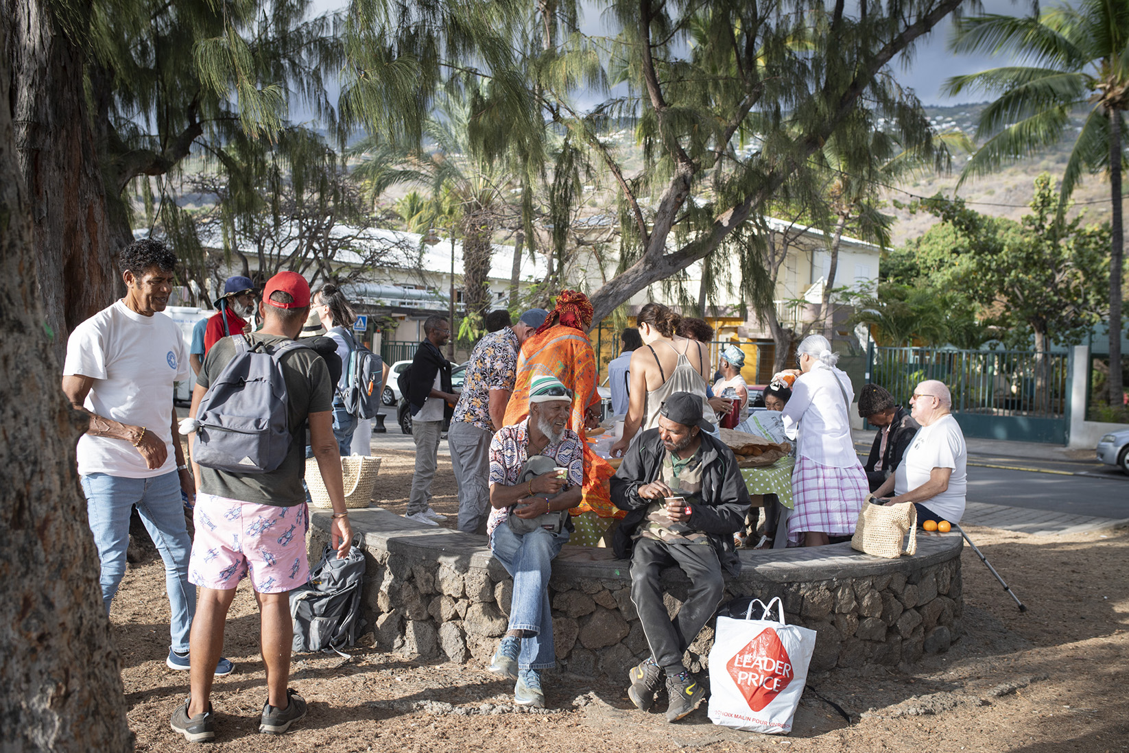 Le café de rue de Saint-Lieu se tient sur le front de mer, autour d'une table de pique-nique. 