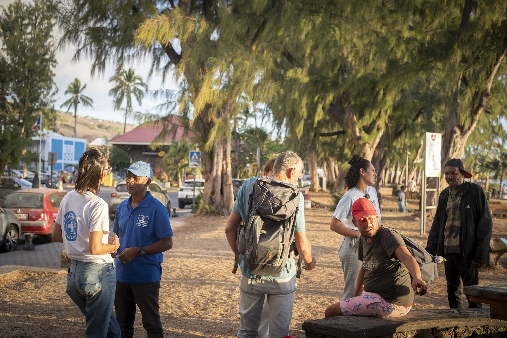 Rico, responsable de l’équipe du Secours Catholique, échange avec Anne-Laure Charrier, coordinatrice de programme pour Médecins du monde.
