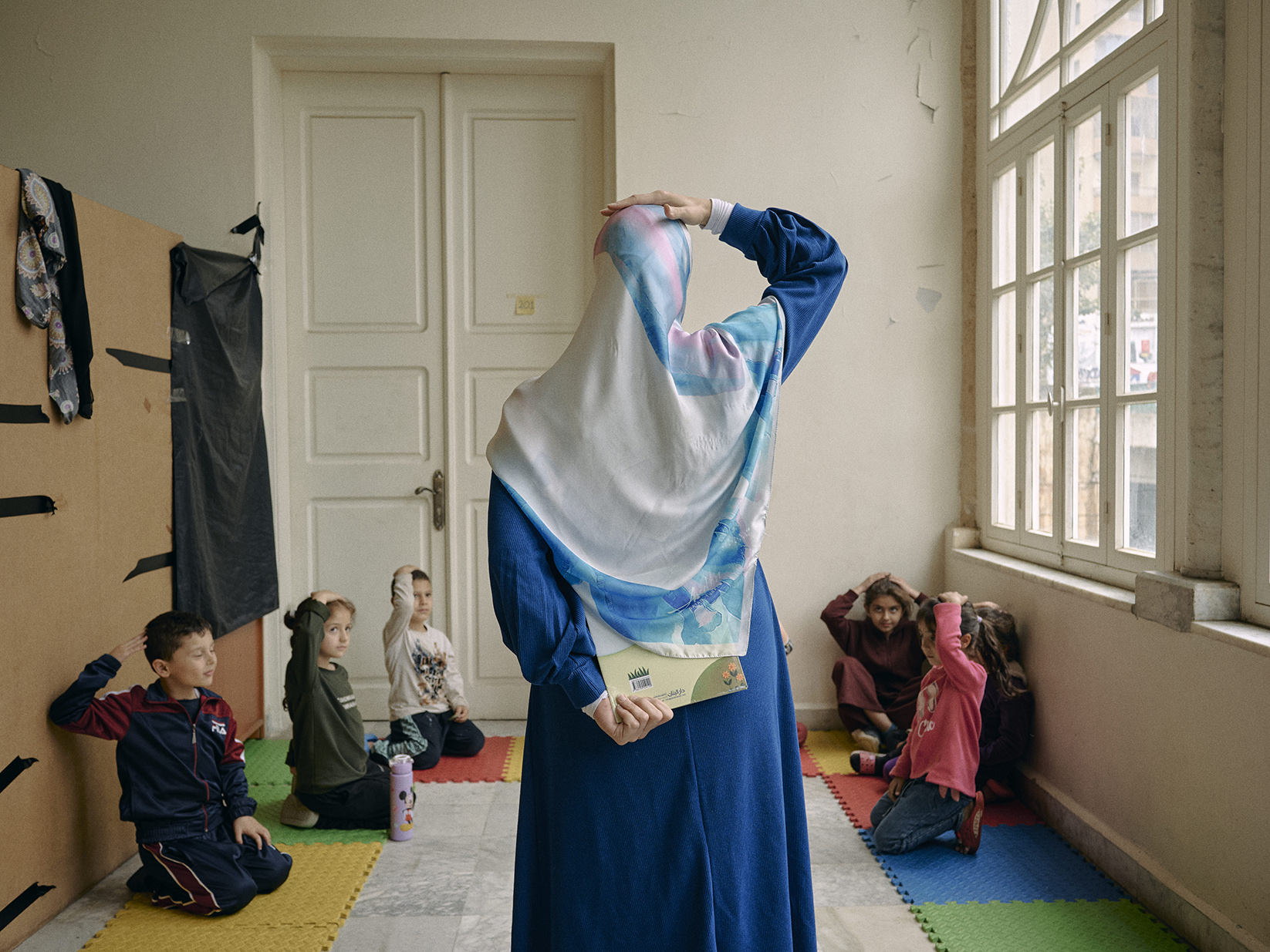 des enfants dans un abri d'urgence au liban