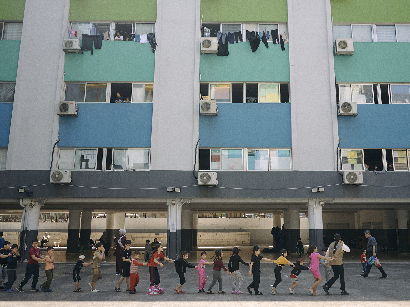 des enfants dans un lycée transformé en refuge au Liban