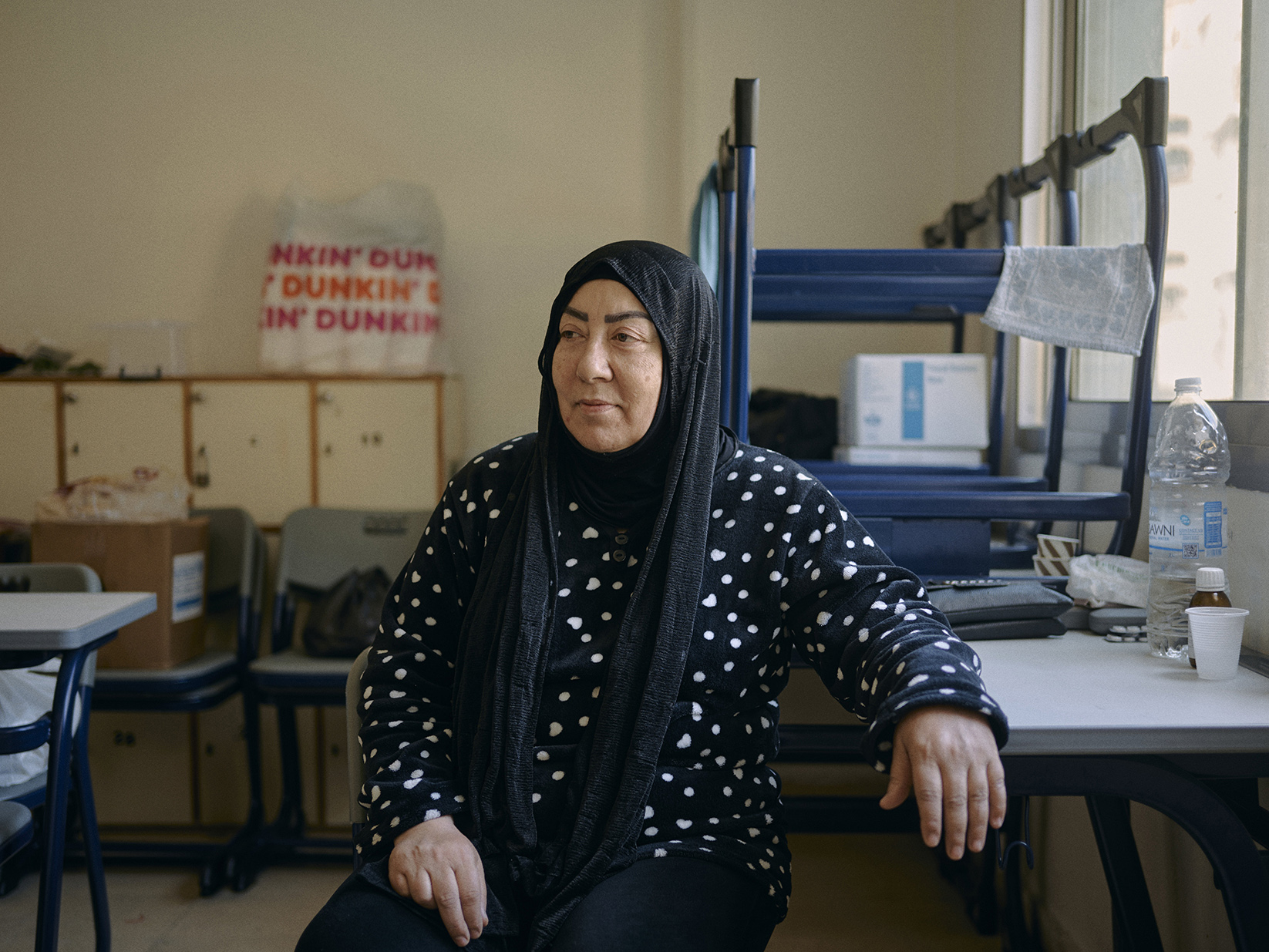 une femme originaire du sud-liban dans un abri d'urgence pour déplacés