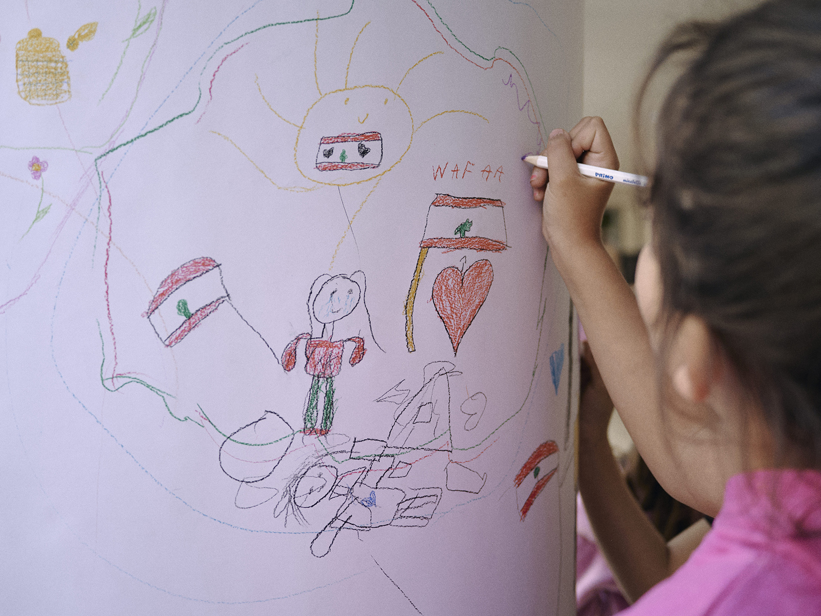 une petite fille déplacée au Liban dessine