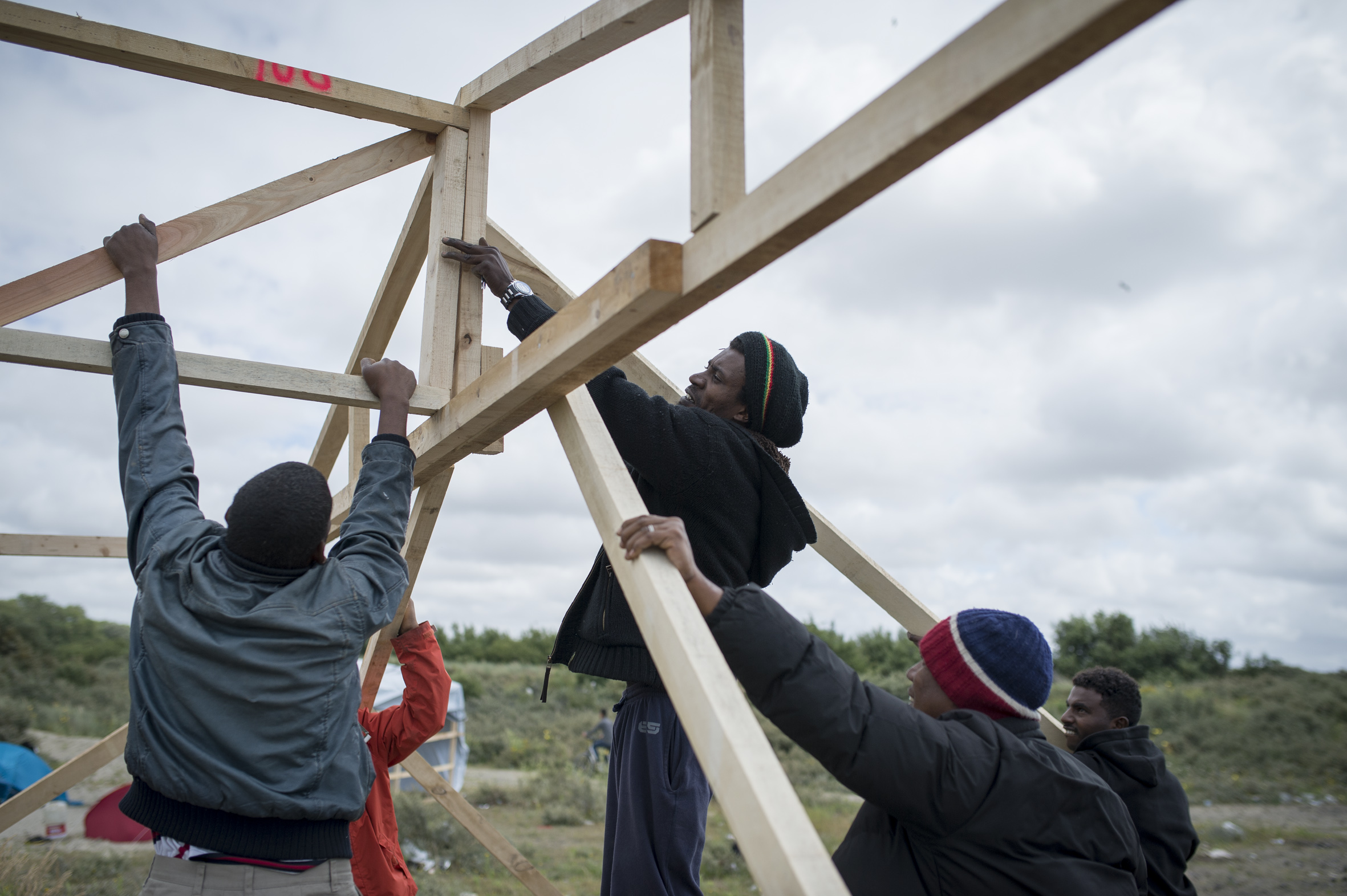  Amjaad porte une touche finale à la charpente d’un futur bâtiment