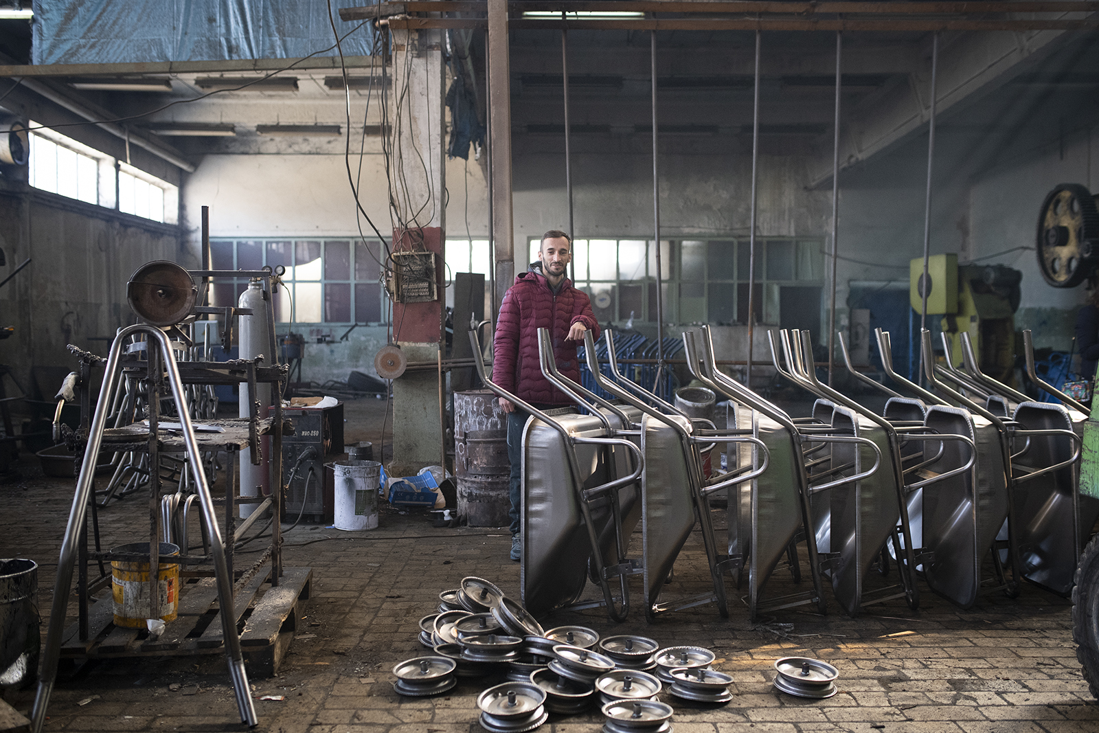 Artan fabrique des brouettes dans cette entreprise métallurgique, un contrat décroché grâce à YourJob.