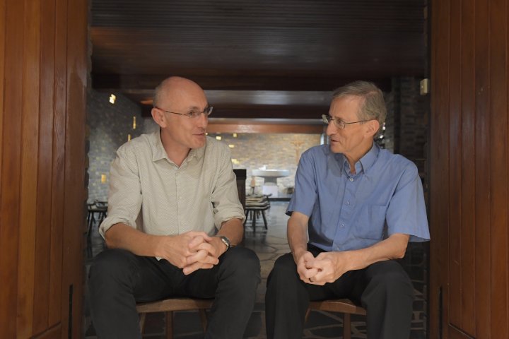 Hervé Perrot (à g.) succède à Dominique Fontaine à la fonction d'aumônier général du Secours Catholique-Caritas France