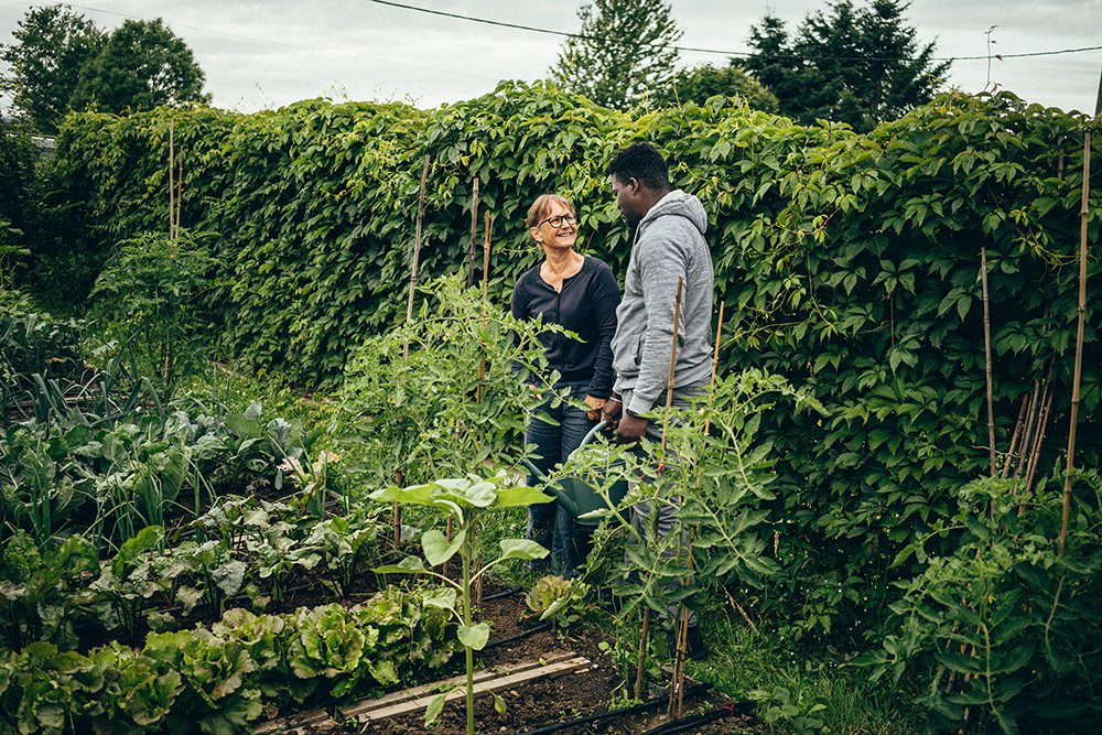 Christian vient souvent s'occuper du jardin de Christine, bénévole, lorsqu'elle est en vacances par exemple.