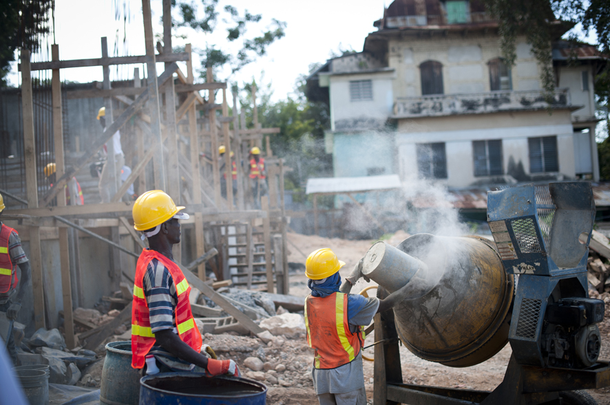 la reconstruction des édifices individuels et collectifs et soutenu plusieurs programmes de santé physique et mentale.