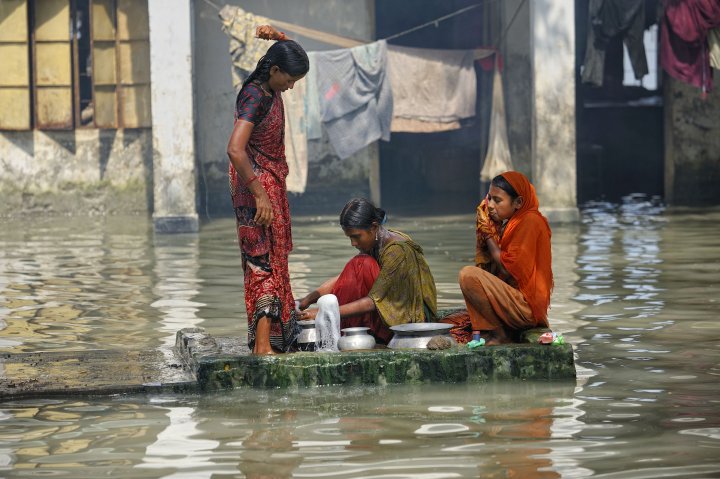 Au Bangladesh, un village inondé après le passage d'un cyclone et la destruction des digues.