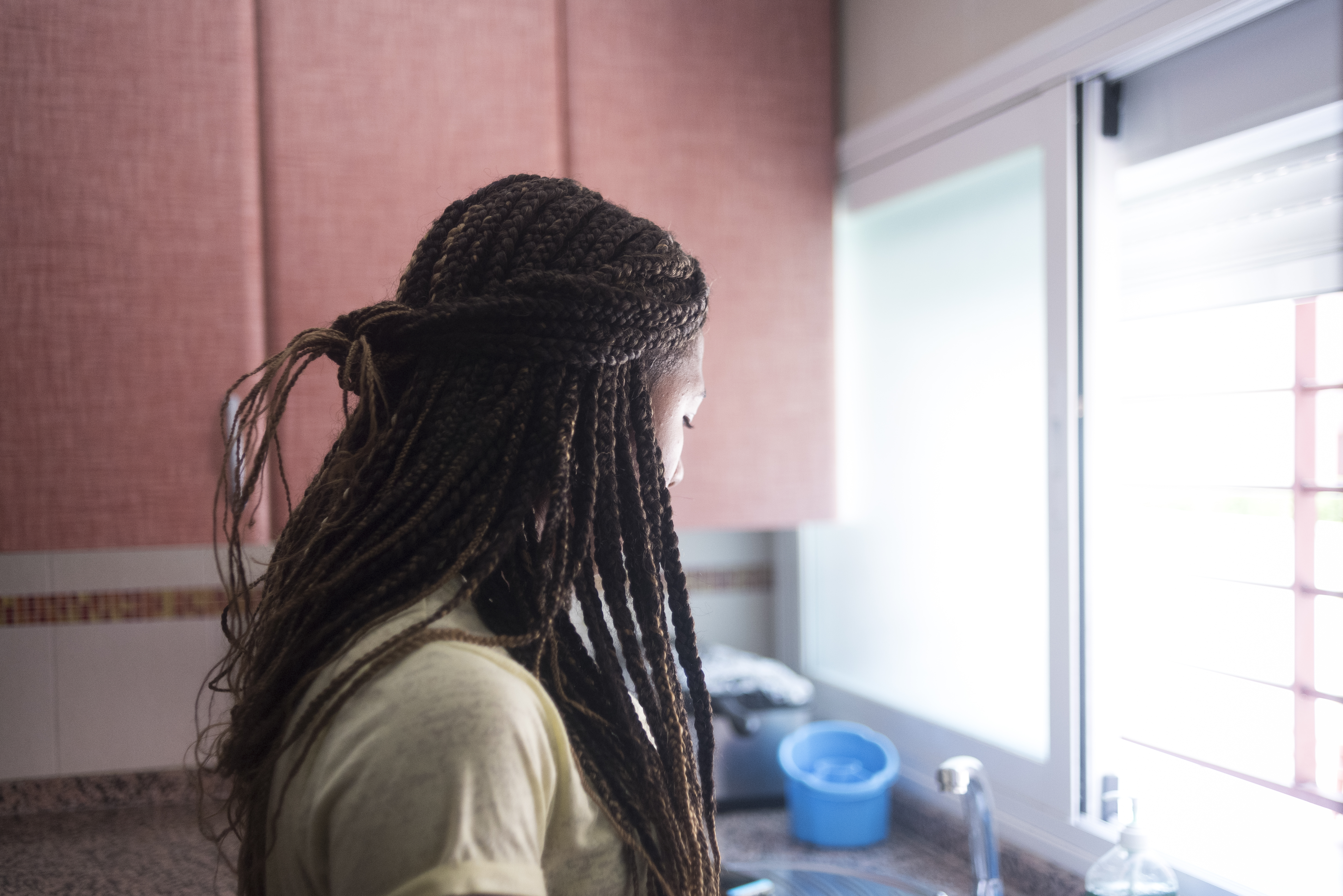 Aux Canaries, la femme qui l’avait abordée à Lagos l’attend. « Elle m’avait promis que je gagnerais ma vie en ramassant des tomates dans une ferme. » Mais son interlocutrice lui retire sa fille et oblige Happy à se prostituer. « C’était elle ma boss, je devais lui obéir. Pour revoir ma fille et payer la personne qui s’occupait d’elle, je devais lui rapporter de l’argent. » Pour se libérer de sa “dette” envers la maquerelle, Happy doit rassembler 45 000 euros – une tâche impossible.
