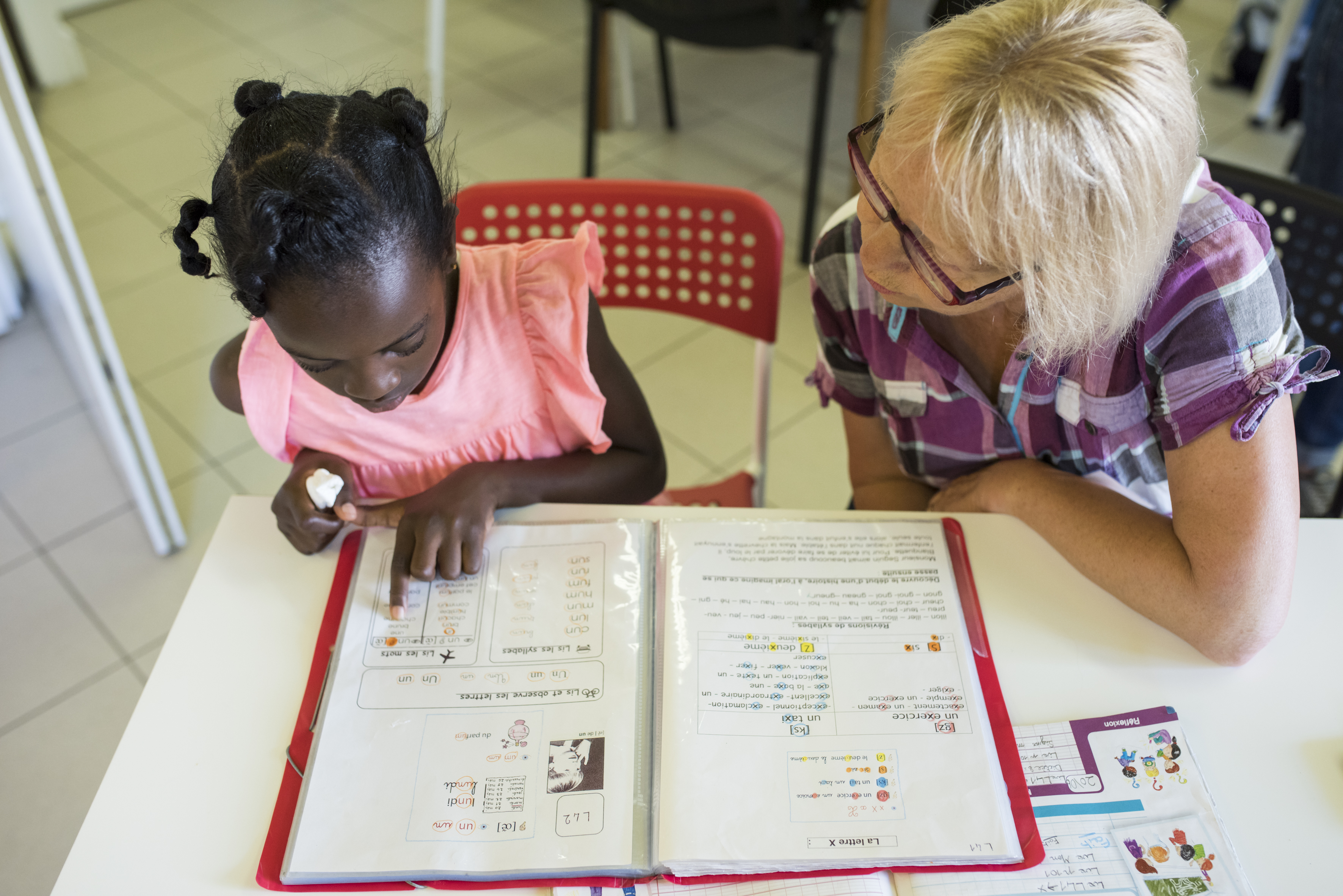 Une petite fille à l'accompagnement scolaire