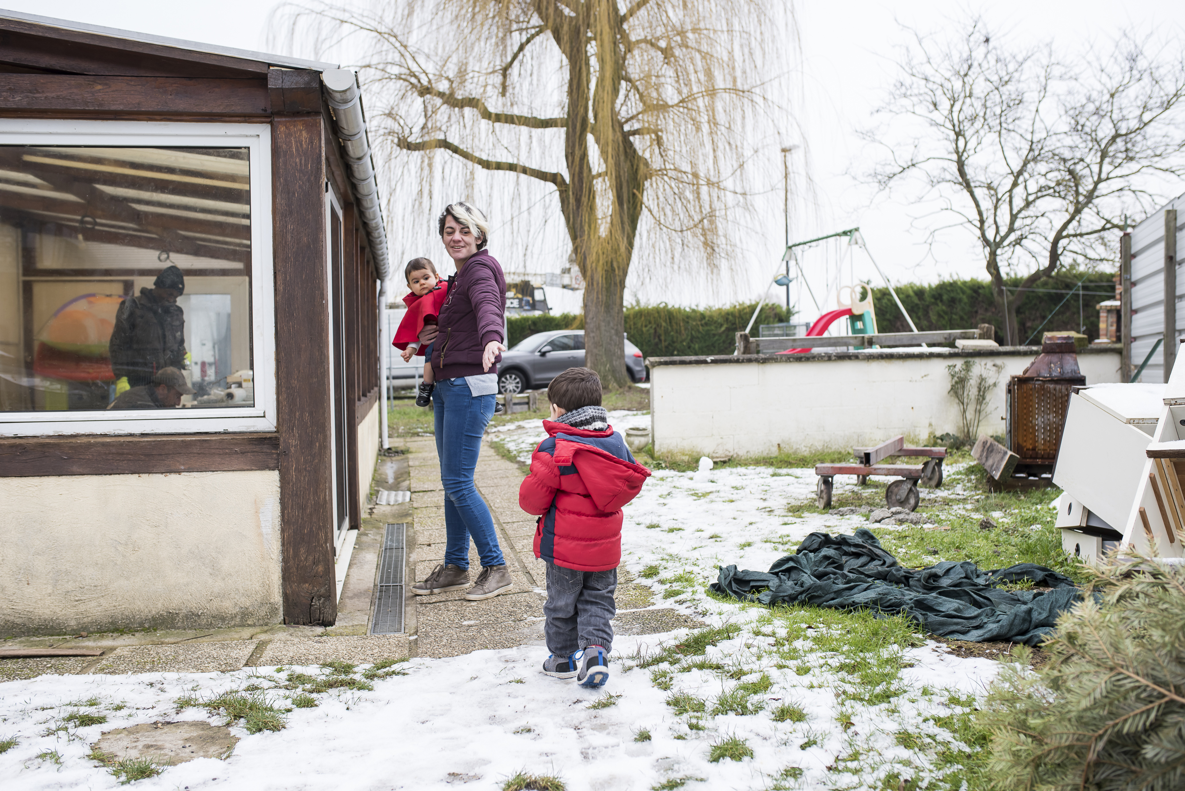 Et pour cause : la maison de 110 mètres carrés de plain-pied, dont son compagnon Stéphane et elle ont hérité et qu’ils occupent depuis huit ans, est en mauvais état : très mal isolée (murs, combles, toiture), humide, elle est chauffée par de petits radiateurs électriques et une cheminée, dont l’insert est défectueux. La famille risque à tout moment l’incendie ou l’intoxication au monoxyde de carbone.