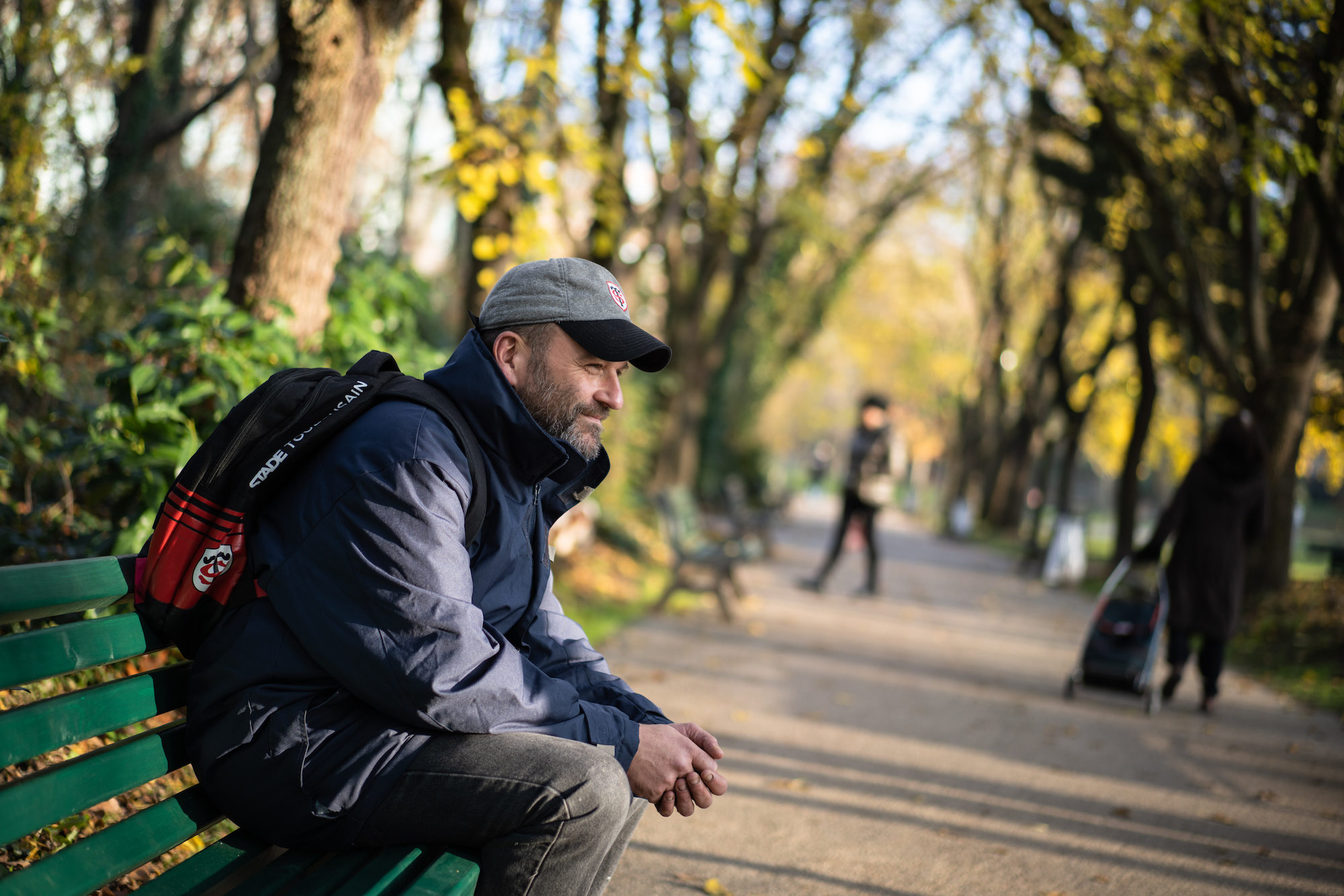 En attendant, assis sur un banc du parc Compans-Caffarelli, dans le centre de Toulouse, débarrassé de son gros sac-à-dos, Sébastien savoure l’indifférence des passants.