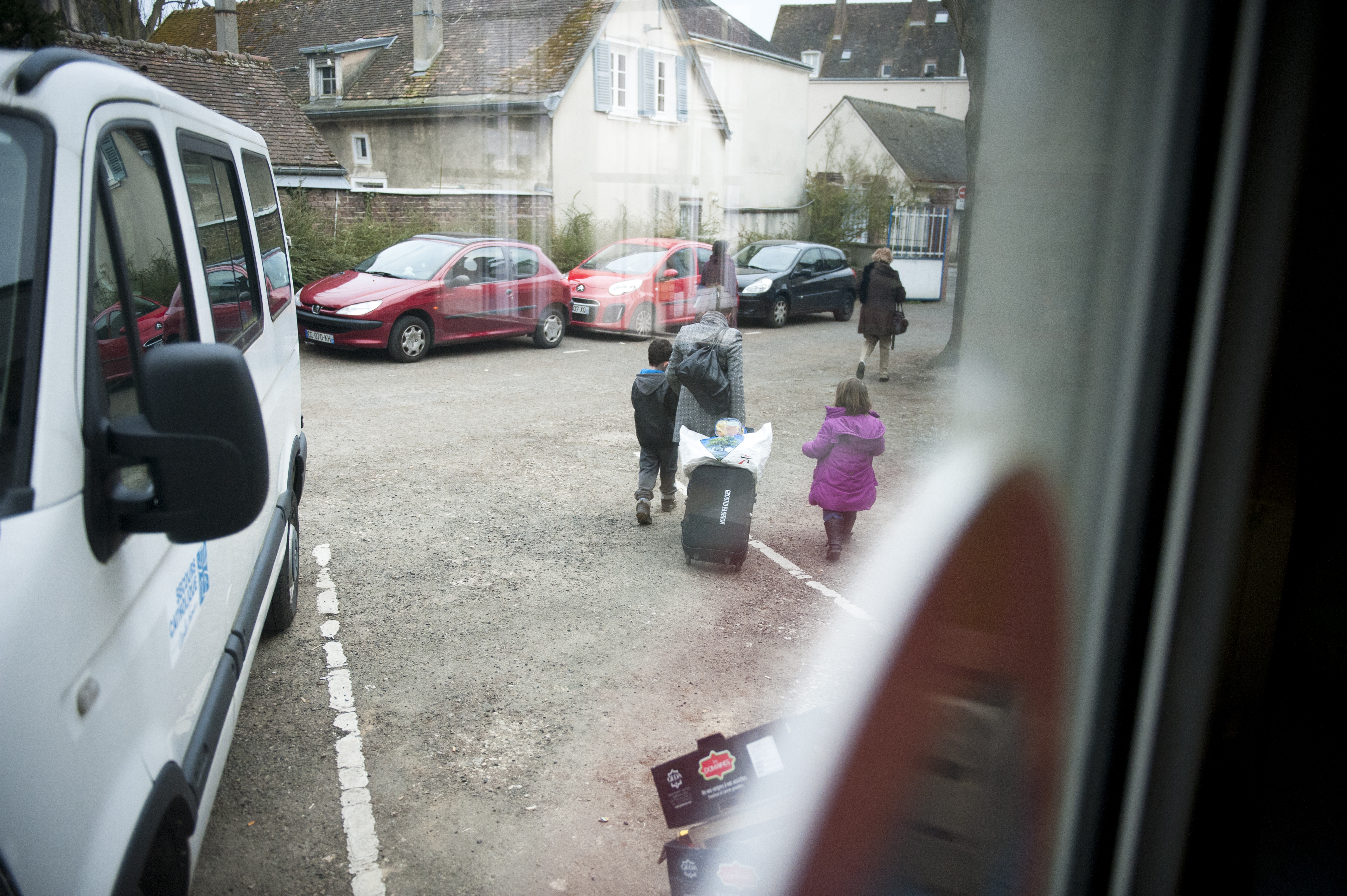 Une voiture du Secours catholique