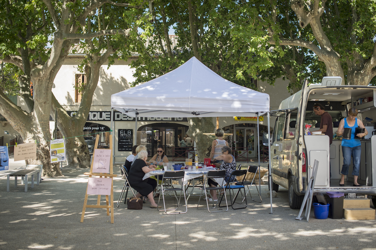Dans le Gard, la Roulotte des délices fait le tour des villages pour proposer un espace de rencontres autour de la cuisine.