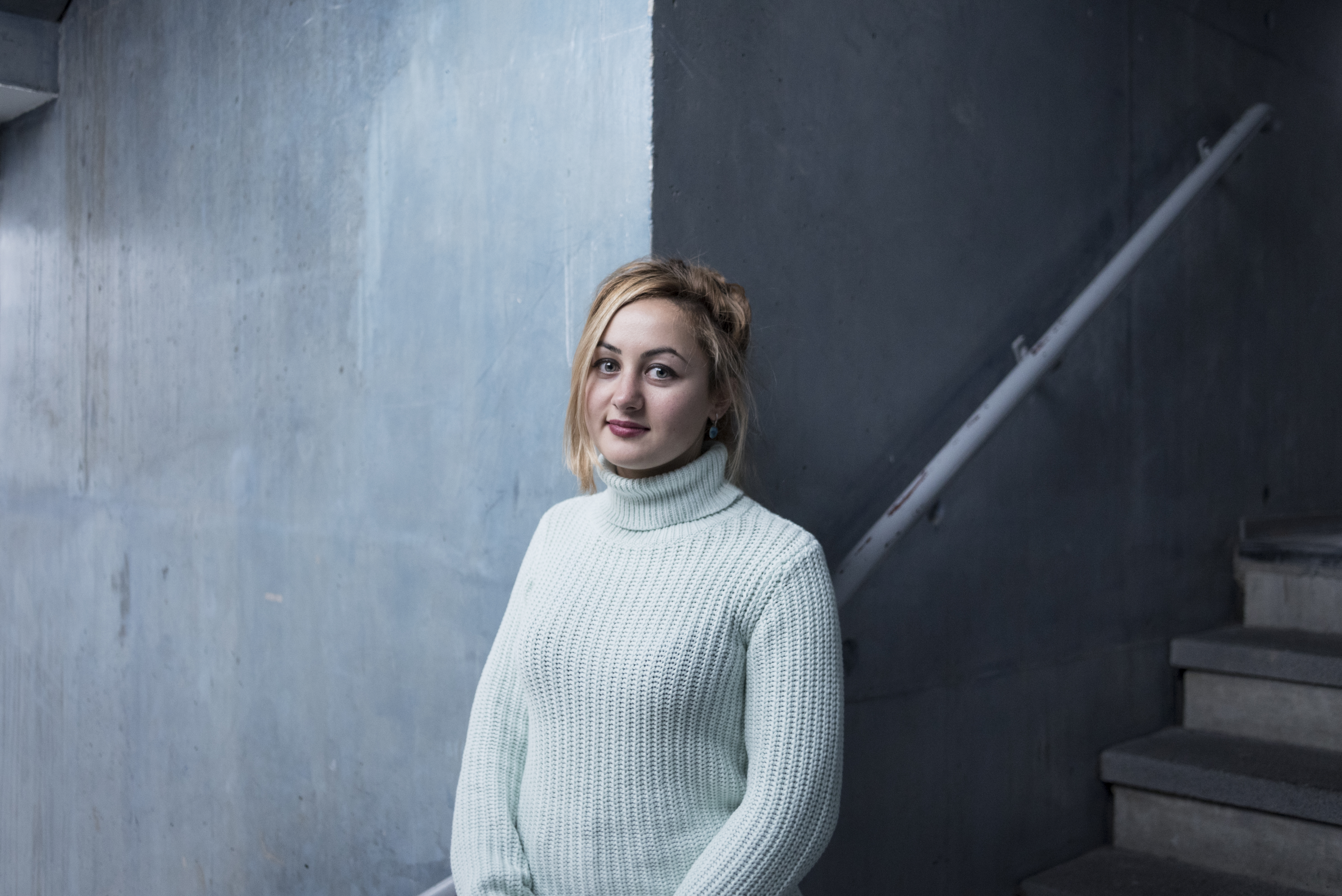 Veriko, dans les couloirs de son école d'arts.  