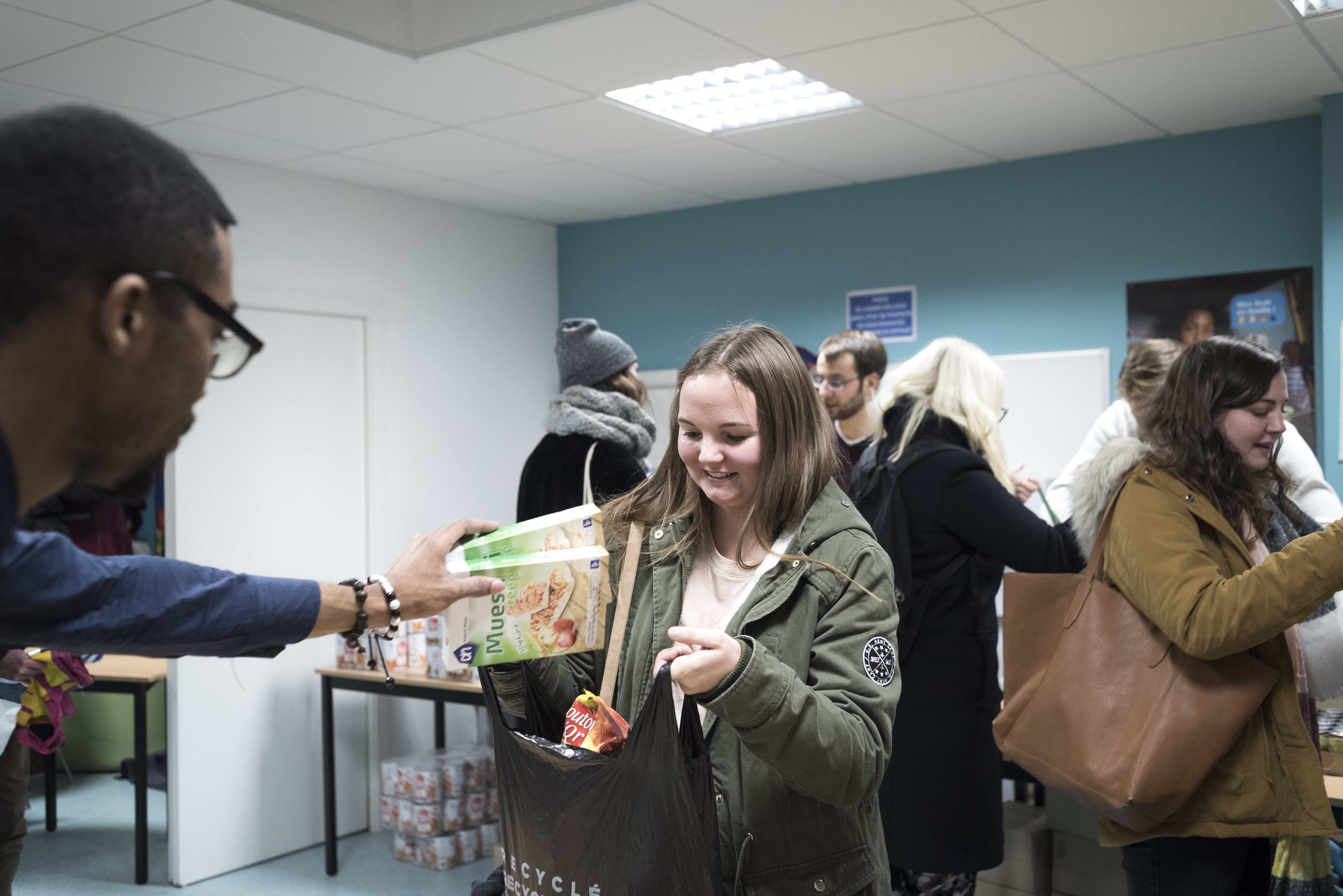 Contre trois euros, les étudiants remplissent leurs cabas deux jeudis soirs par mois.