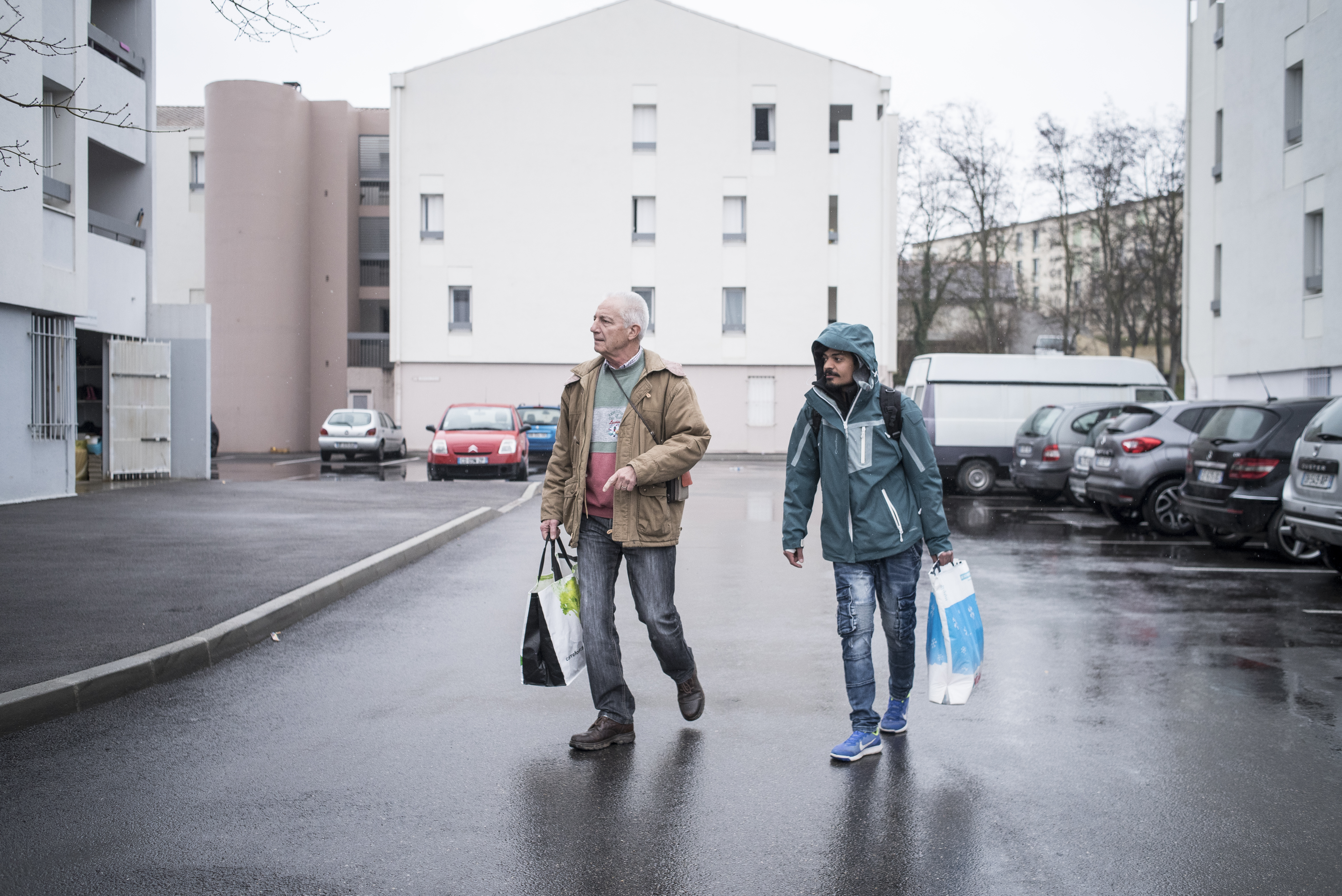 Guy accompagne les jeunes sur le chemin retour des Restos du coeur.