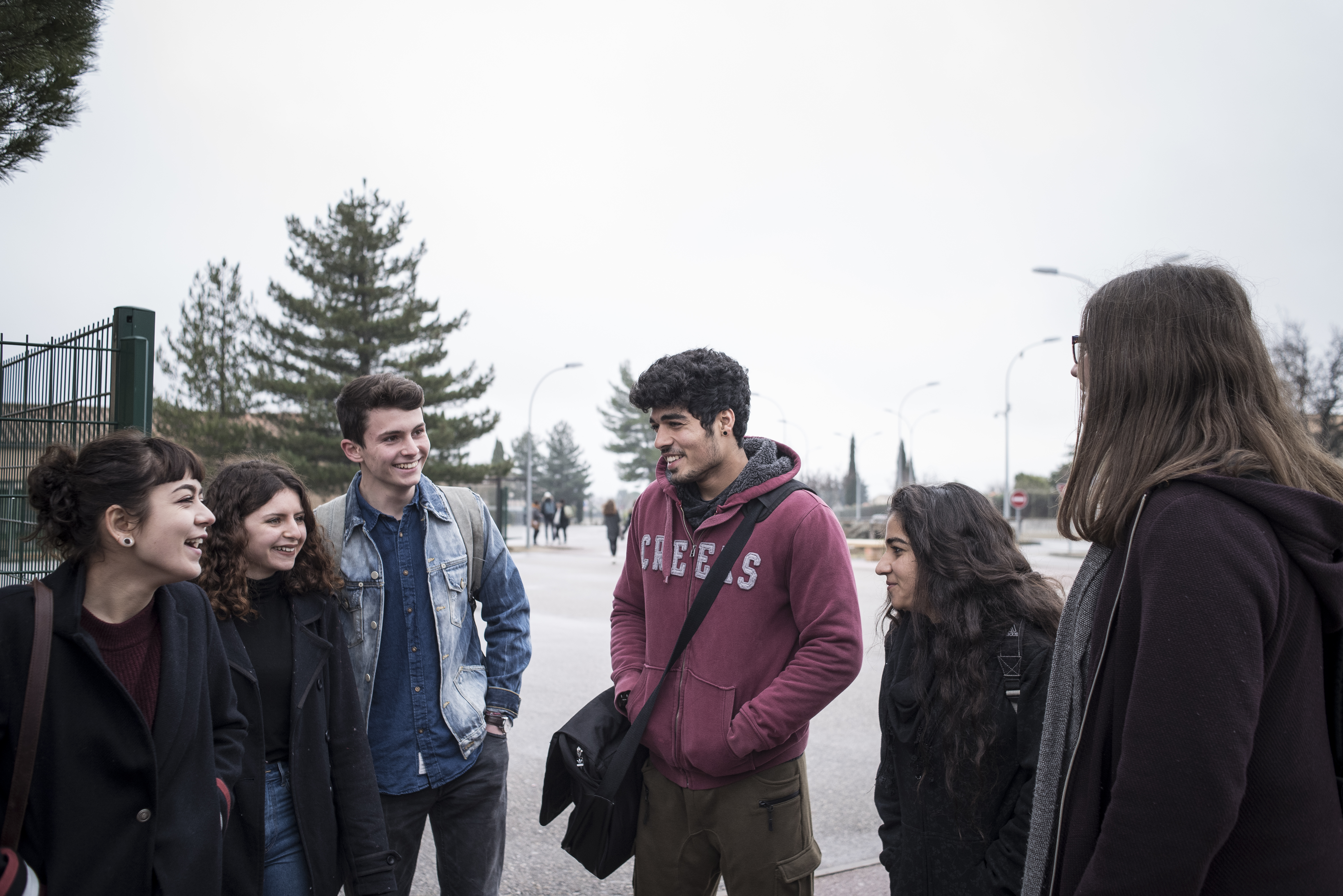 Conversations à la sortie du lycée.