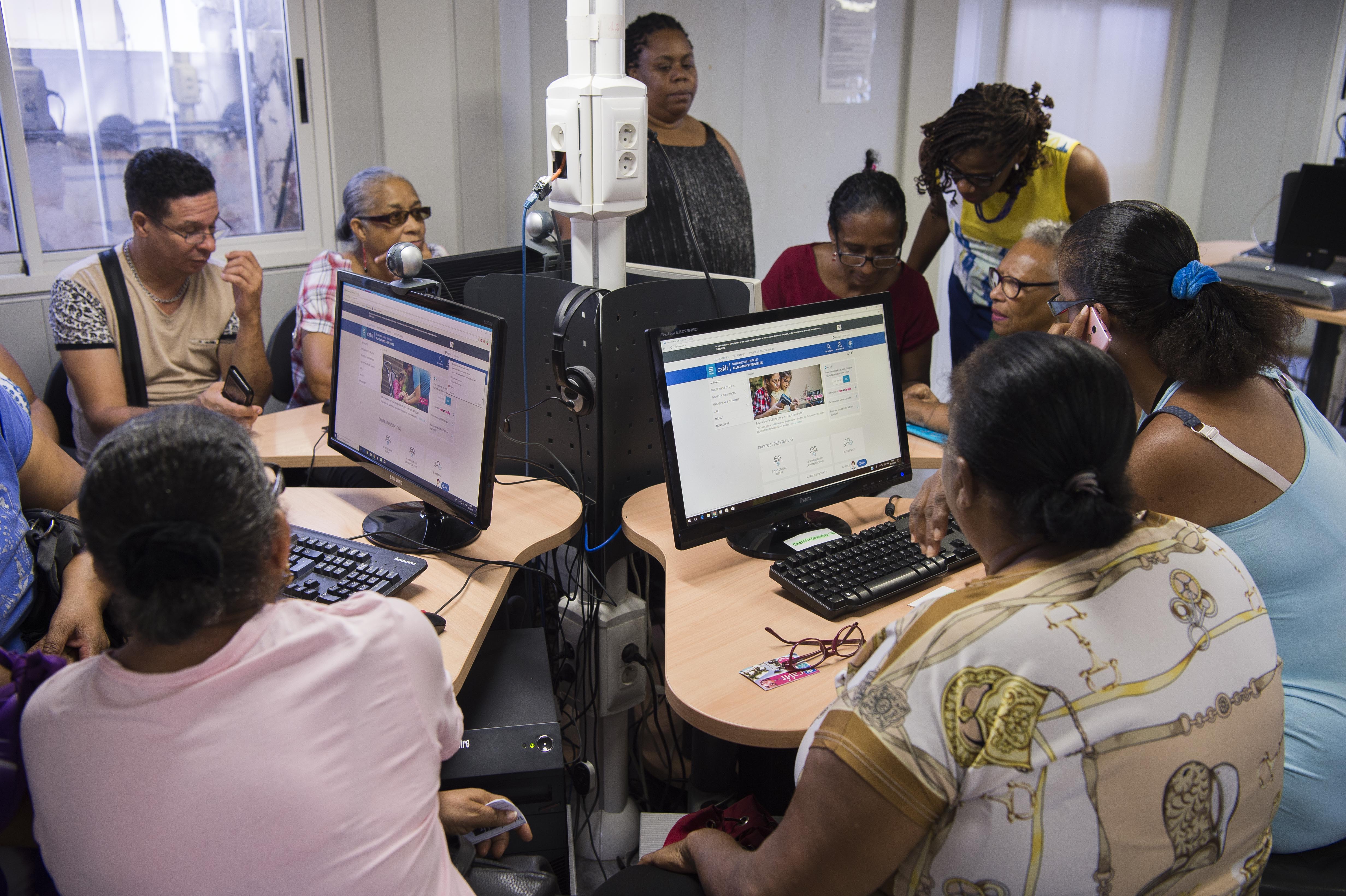 Trois jours plus tard, on retrouve l'épicerie mobile plus à l'ouest, aux Anses d'Arlet. L'atelier proposé porte cette fois sur l'utilisation du portail Internet de la Caisse d'allocations familiales (Caf).