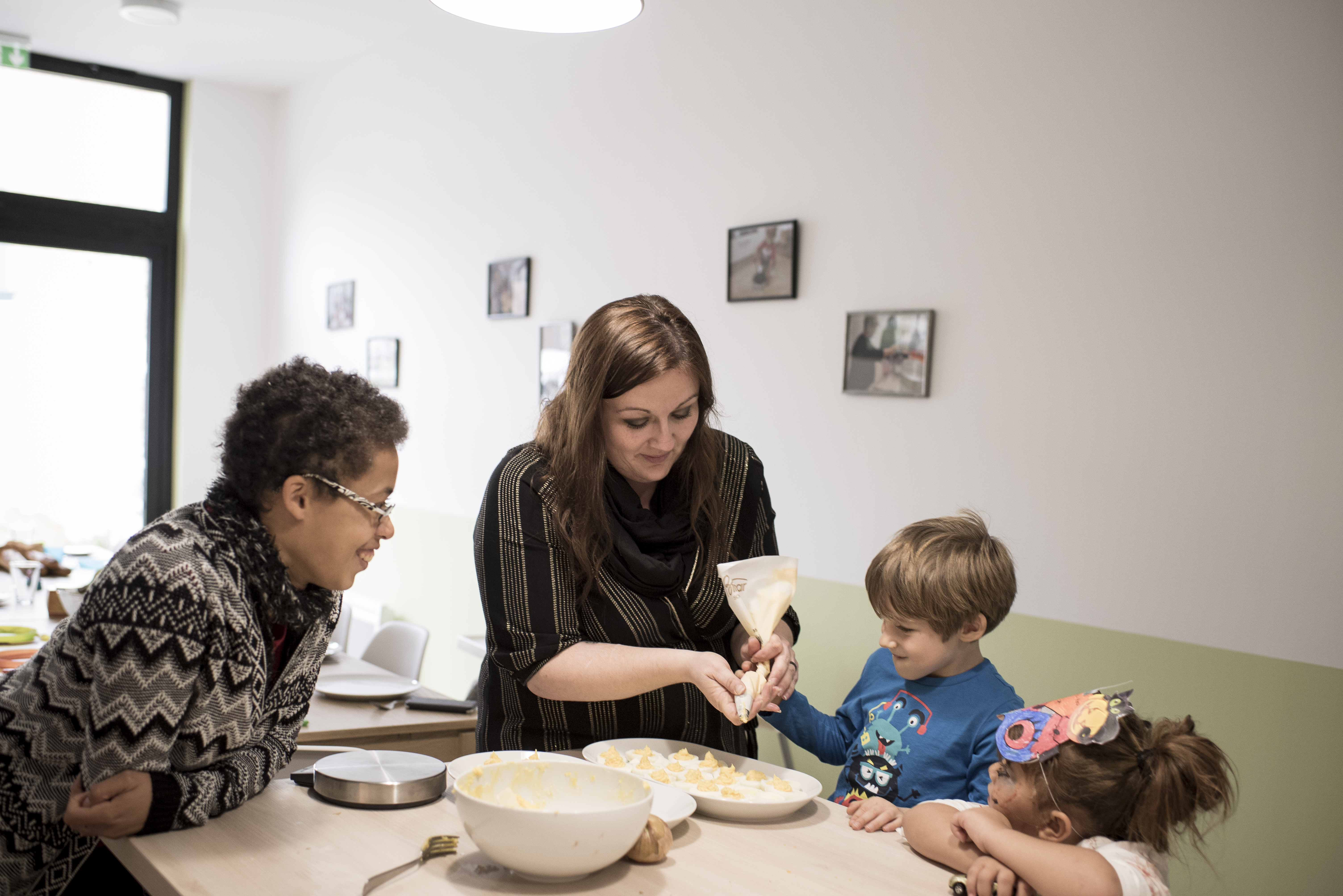 Ces dernières années, Maria a pris conscience qu’elle avait besoin de souffler, de sortir de son quotidien étourdissant « enfants, maison, boulot ». Ce répit, elle le trouve aujourd’hui, presque chaque après-midi, au Havre des familles.