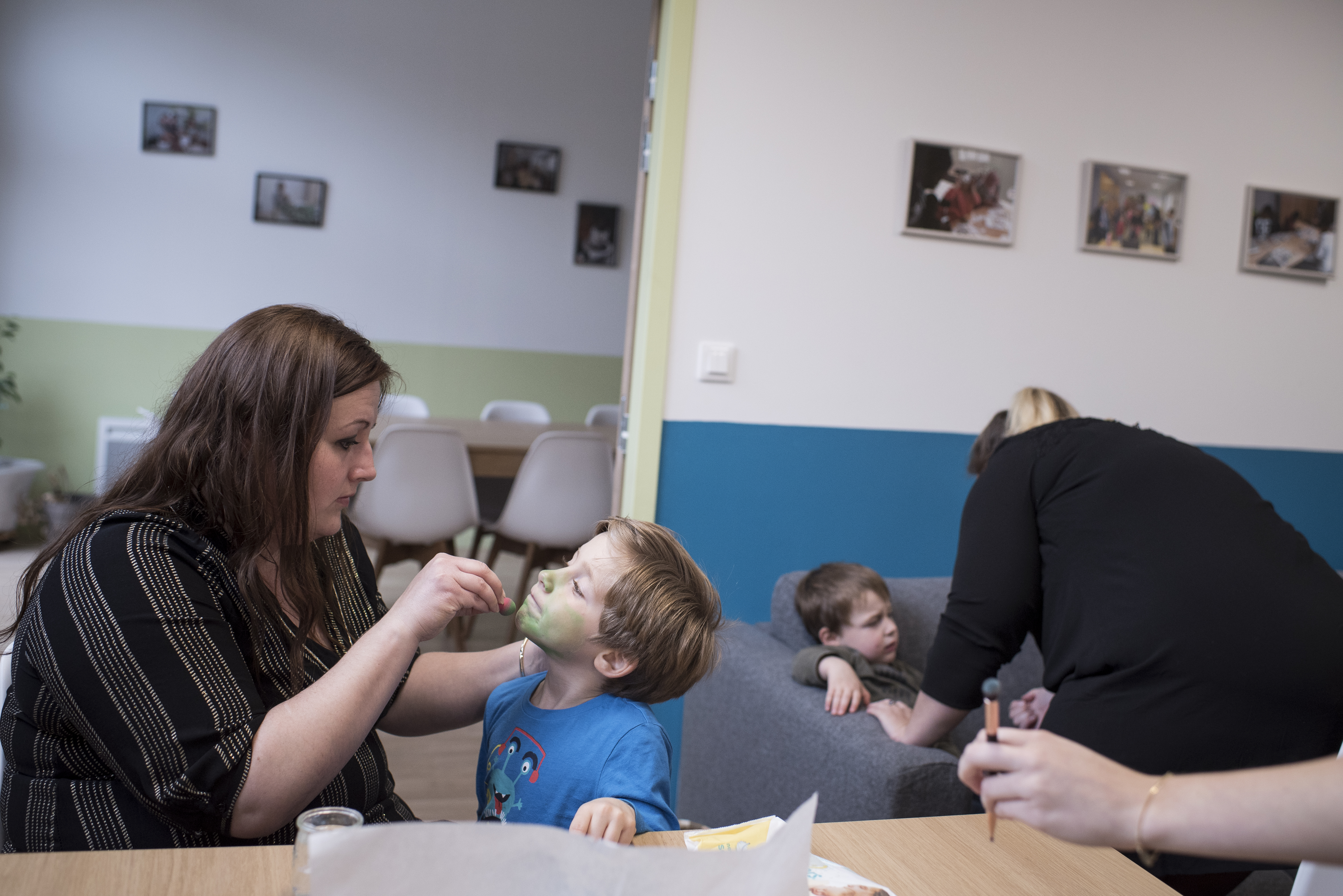 Pouvoir échanger avec d’autres adultes sur leur expérience de parent, sans injonction ni jugement, c’est aussi ce qu’apprécie Cindie, 32 ans, qui élève seule Pierre, son fils de 4 ans et demi.