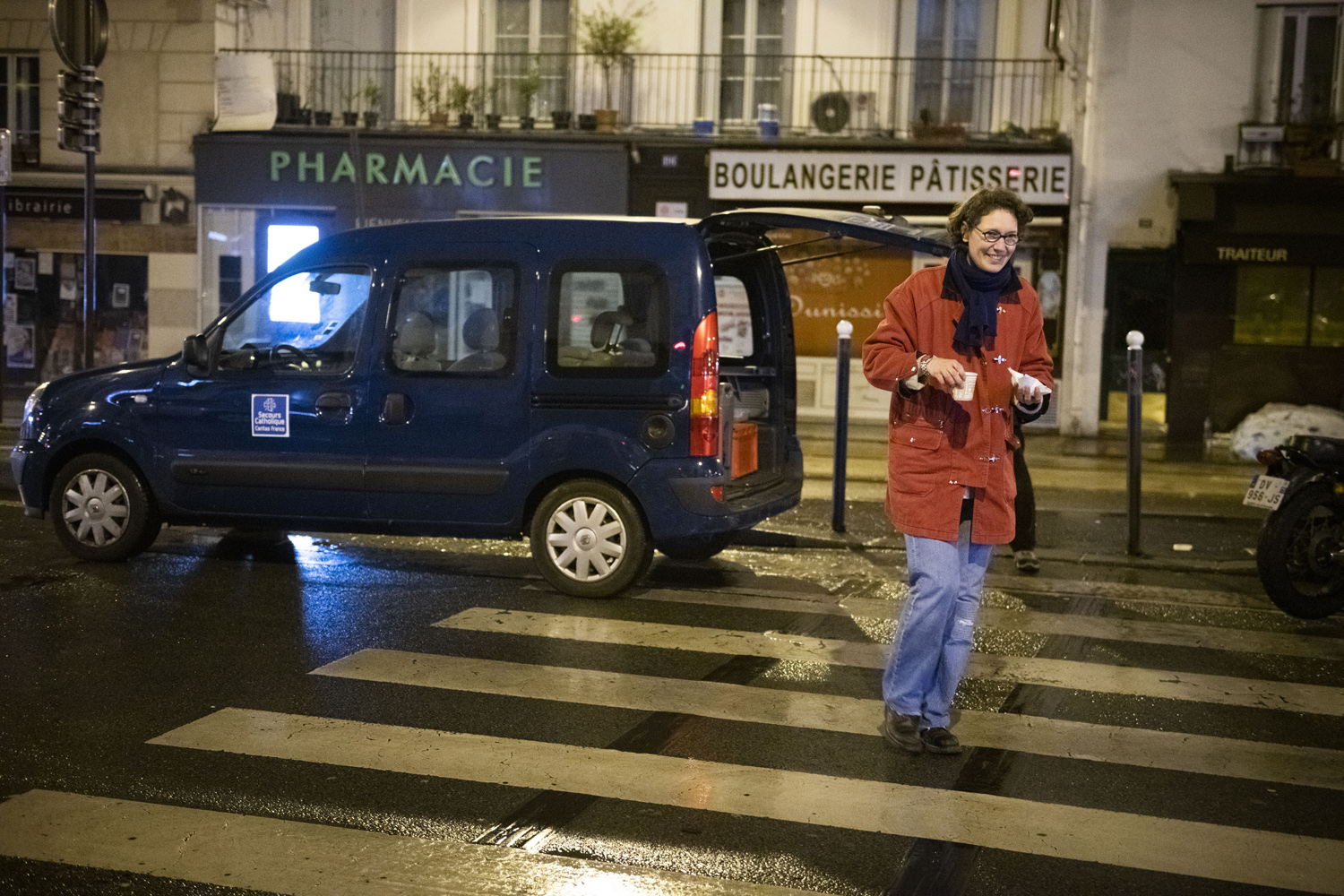 Dans la voiture, les discussions se poursuivent entre bénévoles et chacun fait part de son ressenti sur ces tournées de nuit. « Je me souviendrai toujours d'un sans-abri qui m'avait dit il y a quinze ans sur les Champs-Élysées : "Ce que vous faites, ça ne sert à rien mais ça change tout ". Ça m'a tellement marqué... », souligne Christelle.