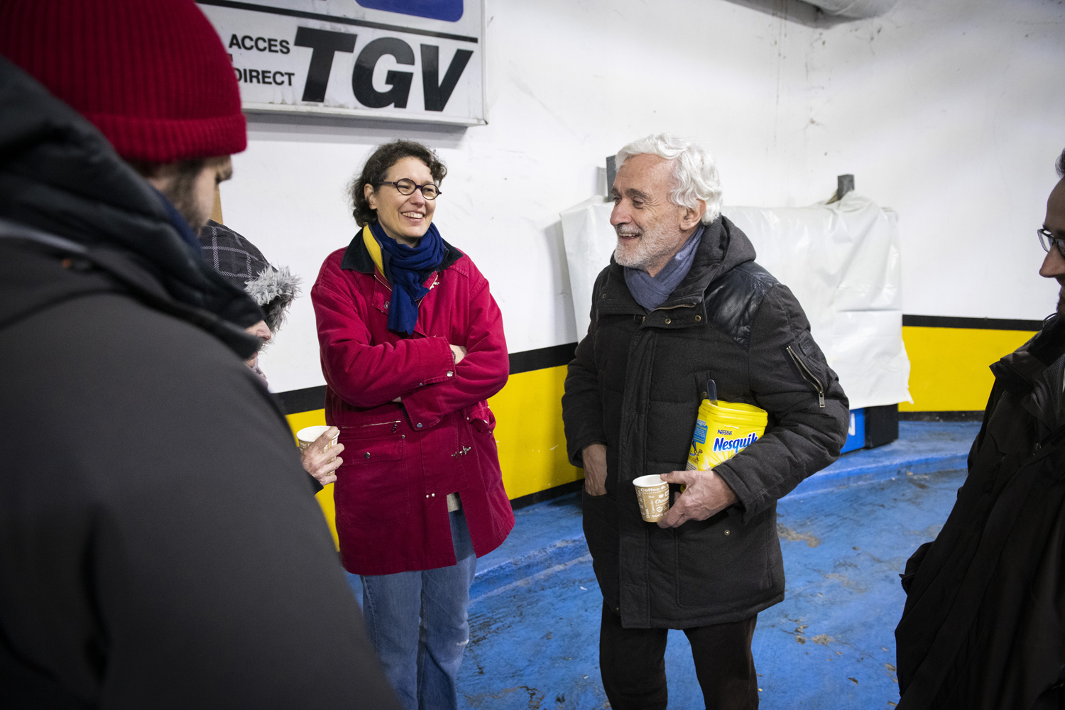 3h45. Sur le chemin du retour au local, la petite troupe rencontre Yannick* dans le quartier d'Odéon. Blotti dans son duvet bleu clair et écouteurs dans les oreilles, il est plongé dans sa lecture au moment où les bénévoles l'abordent - « un livre du Vanuatu », explique-t-il - et ne cache pas sa surprise à l'arrivée des visiteurs.