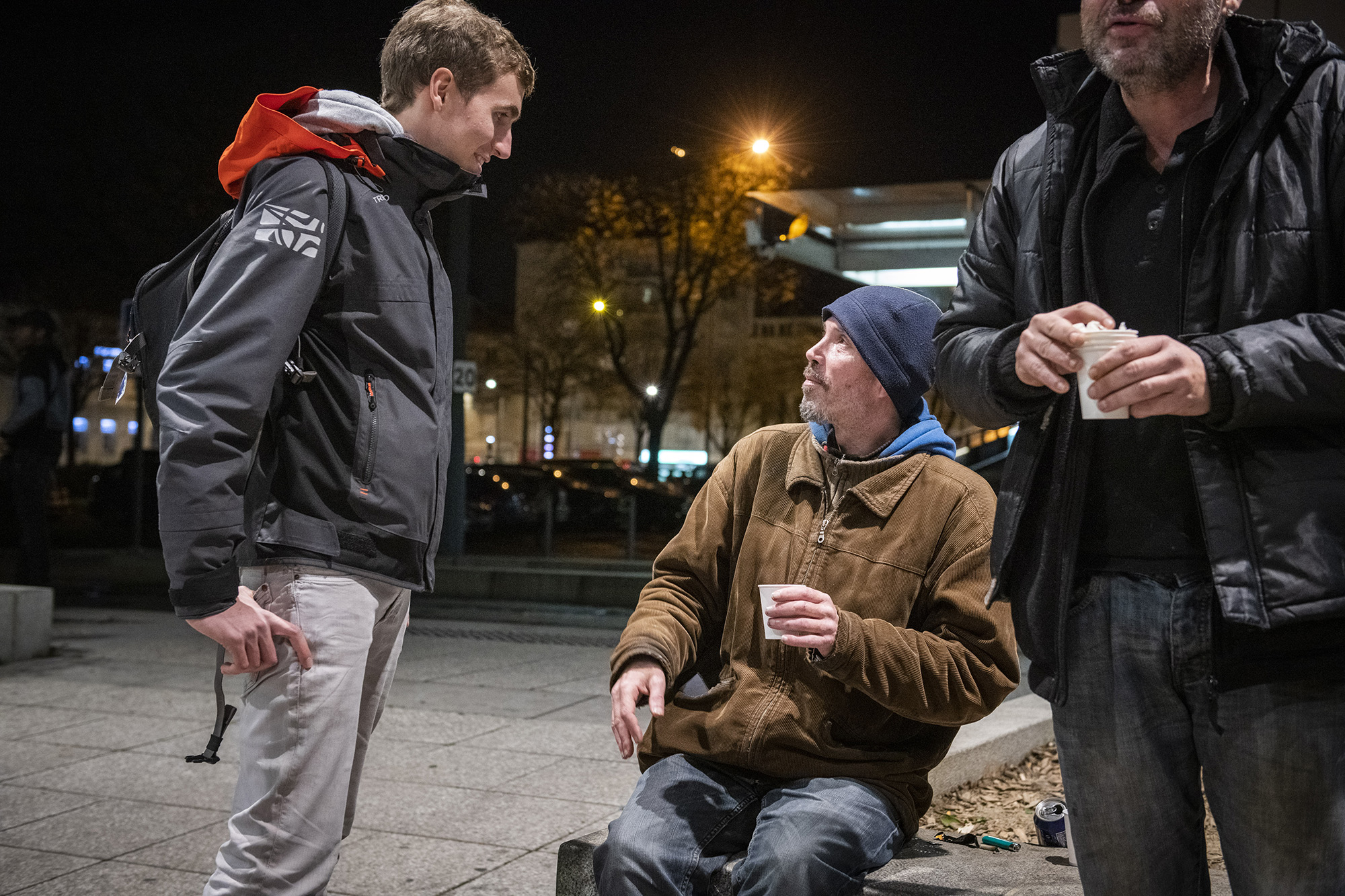 Le groupe poursuit en direction des abords de la gare, certain d’y saluer des têtes connues. Autour d’un banc, plusieurs hommes se tiennent compagnie. Des fidèles du lieu, mais pas que.