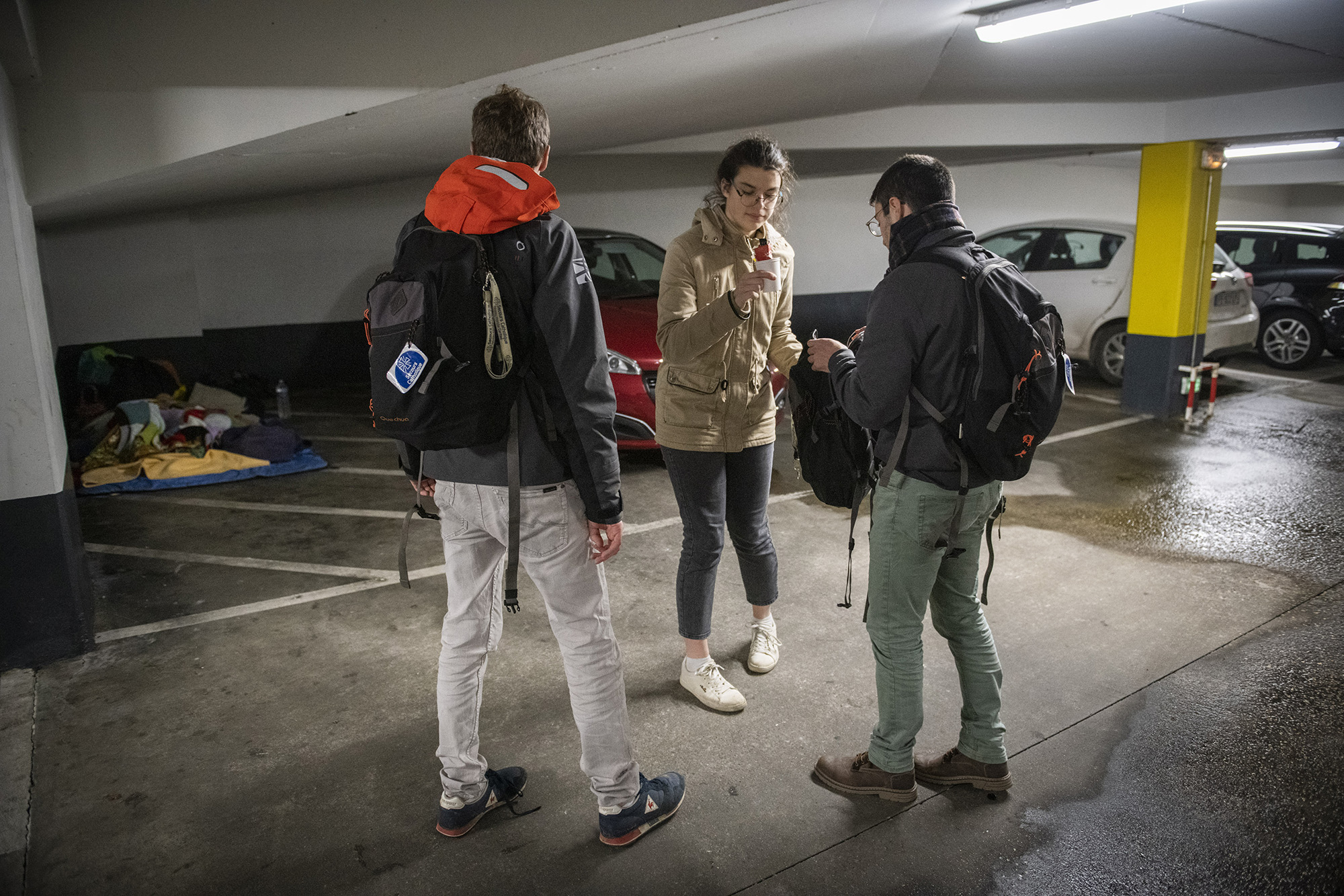 Le groupe de bénévoles est alerté par la démarche d’un jeune homme qui erre, hagard, le pantalon déchiré, une blessure à l’arcade sourcillière et du sang séché sur les lèvres. Il dit s’appeler Scottie.