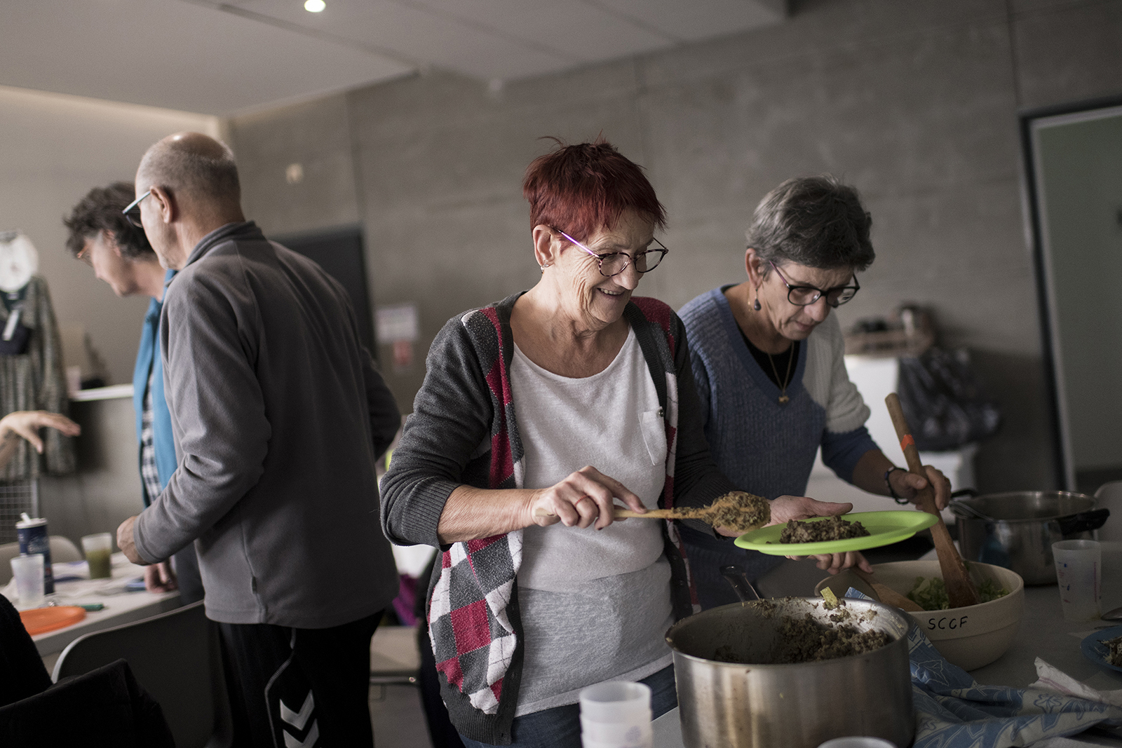 La Roulotte des Délices, action lancée par le Secours Catholique du Gard, propose de créer du lien social et de sortir de l'isolement autour d'un repas partagé. © Xavier Schwebel/Secours Catholique