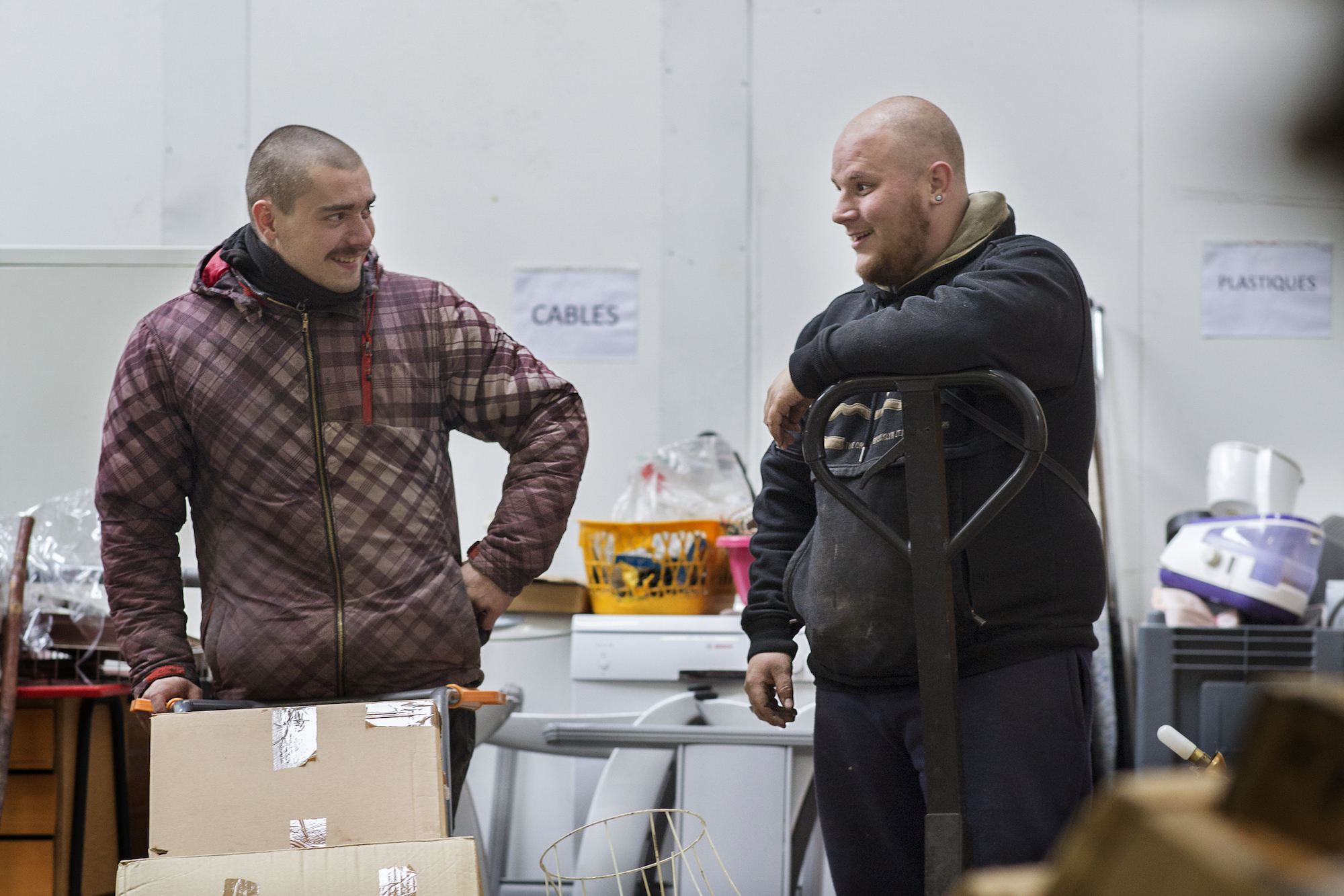 Romain, 24 ans (à droite) : « Au début, les gens disaient de nous : "Les chômeurs qui travaillent aux frais de l'État." Maintenant, ils disent : "Les gars de l'EBE". »