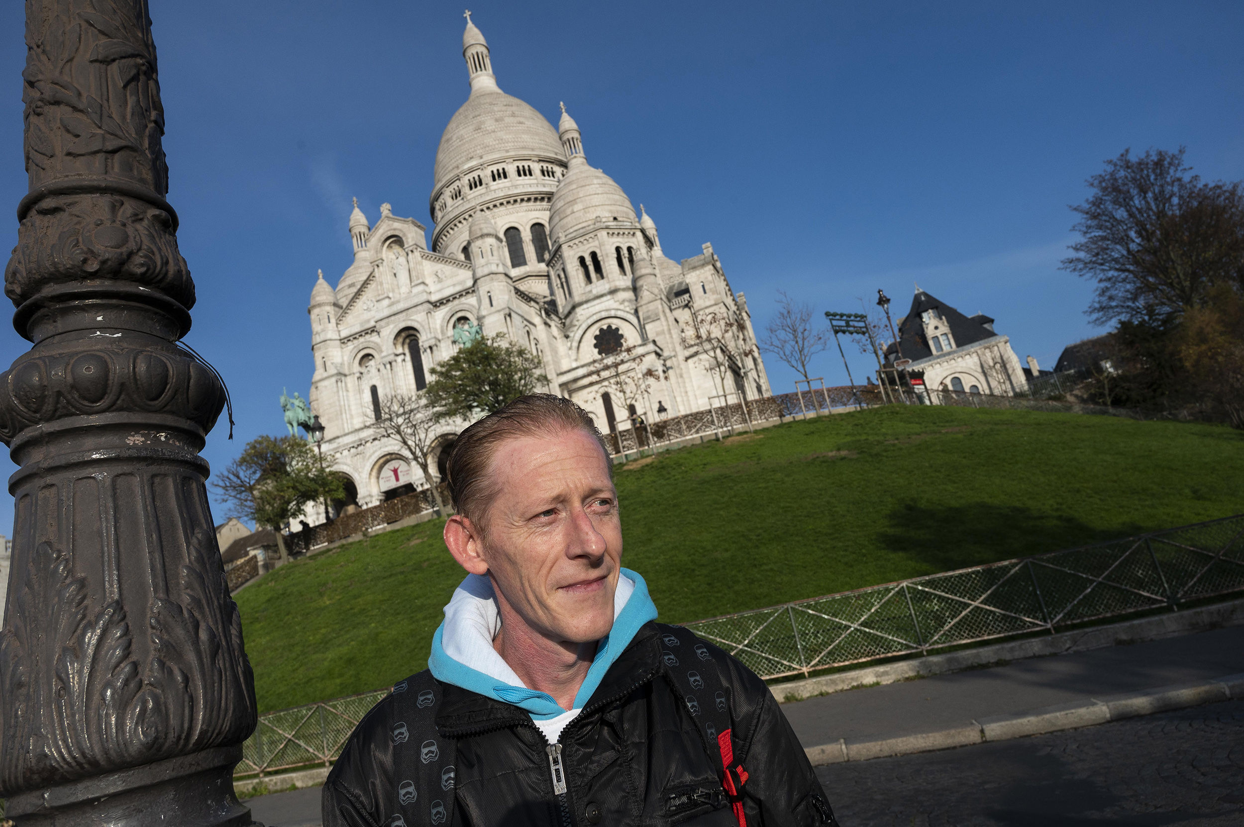 Sébastien devant la basilique du Sacré-Coeur