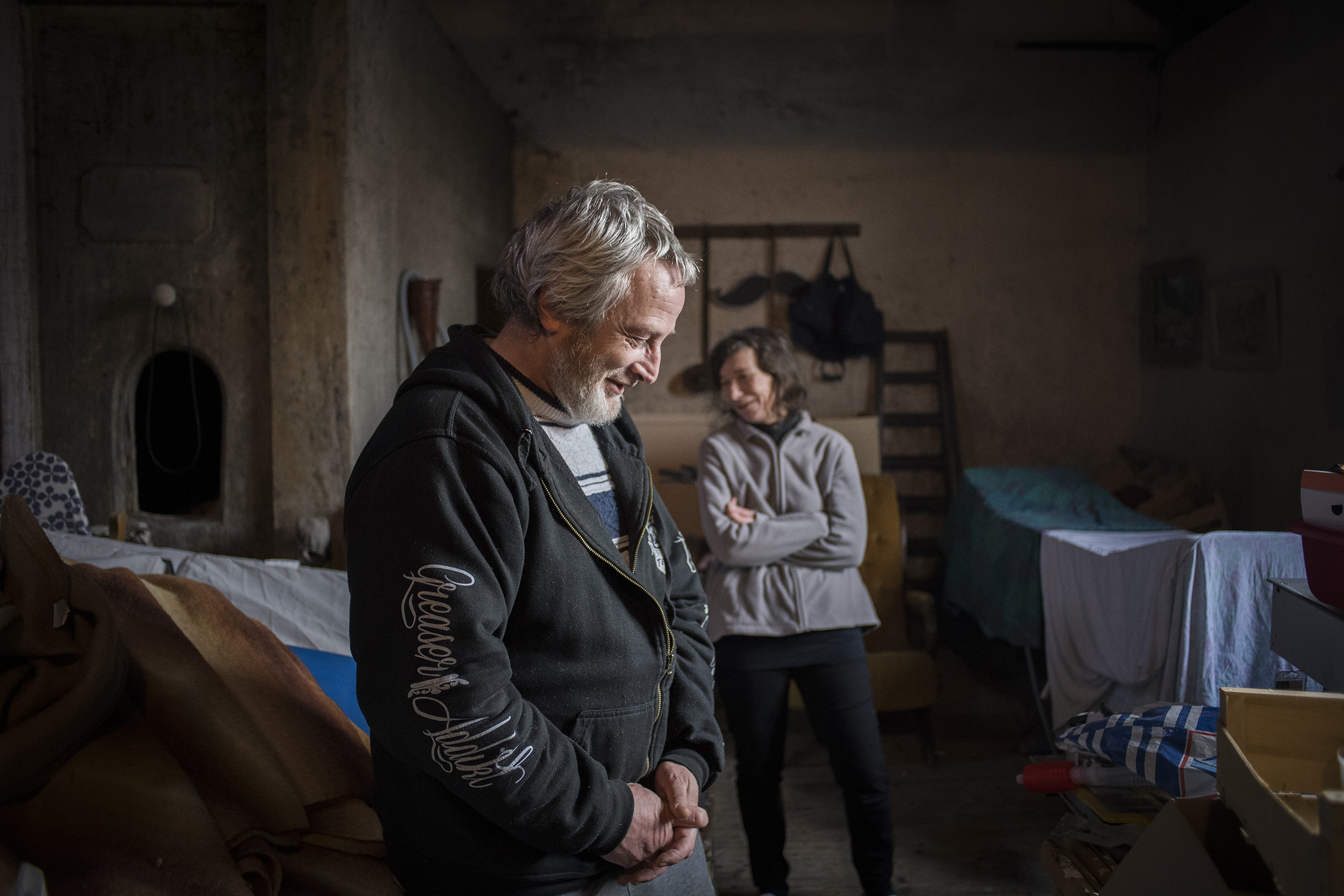 Alain et Claire dans le grenier de leur habitation. 