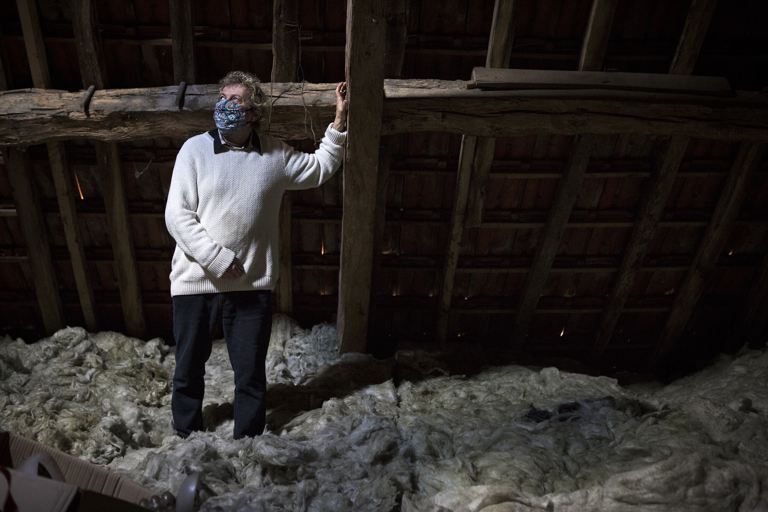 Chez Pascal, de la laine de roche a été posée à même le sol du grenier, sans que rien ne soit fait pour assurer l’étanchéité du toit. « Je me suis fait avoir », regrette-t-il. 