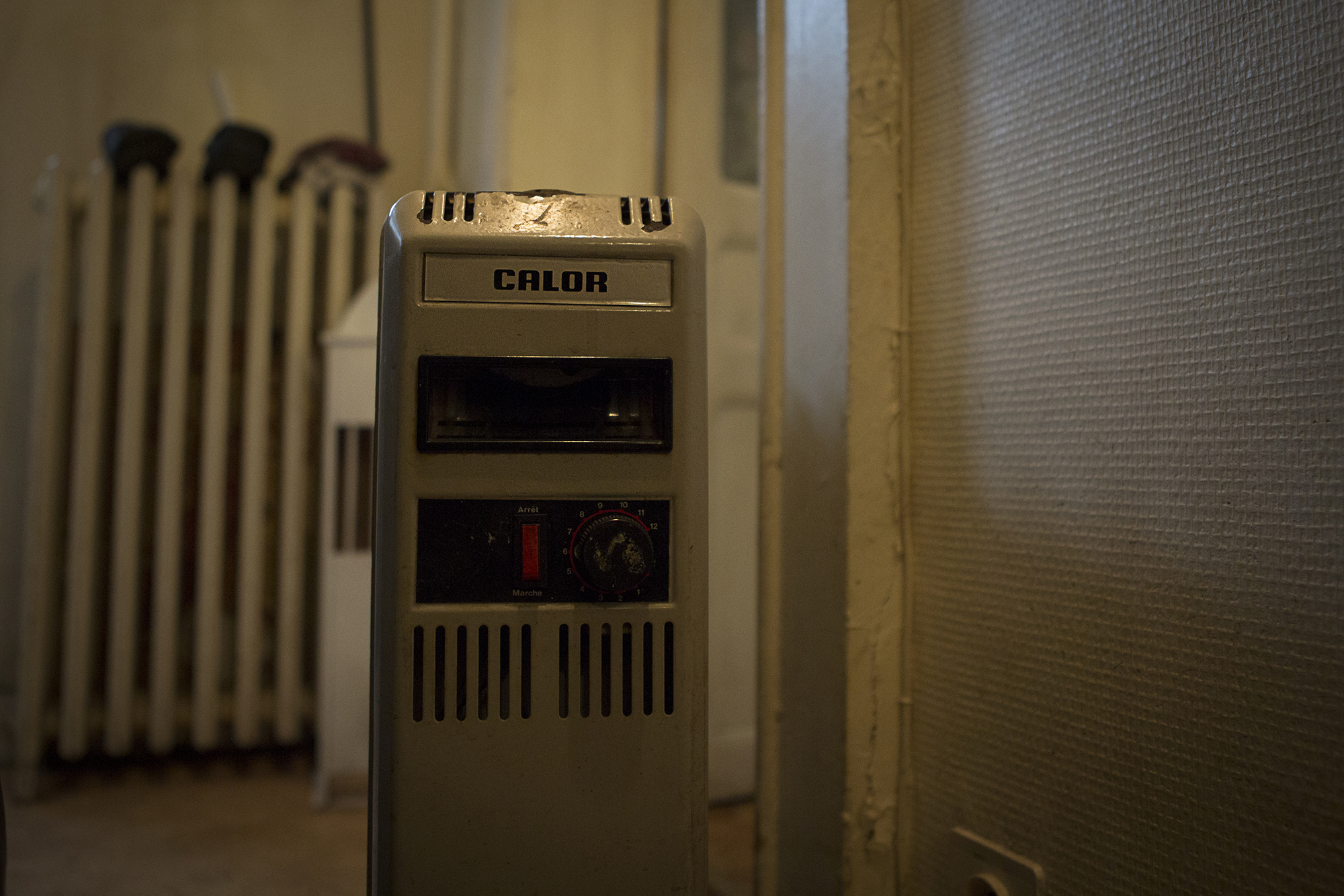 Chez Thierry, chaque pièce est équipée d’un vieux radiateur en fonte relié à une cuve de fioul. Mais impossible de régler la température. Et donc de contrôler sa consommation. Alors il utilise des radiateurs d’appoint, électriques ou à bain d’huile. Lui qui a « toujours chaud » les allume pour que l’humidité ne grignote pas ses meubles. « Quand on vit dans une maison, on la chauffe. Ça entretient le bien du propriétaire ! », lance ce grand gaillard de 52 ans.