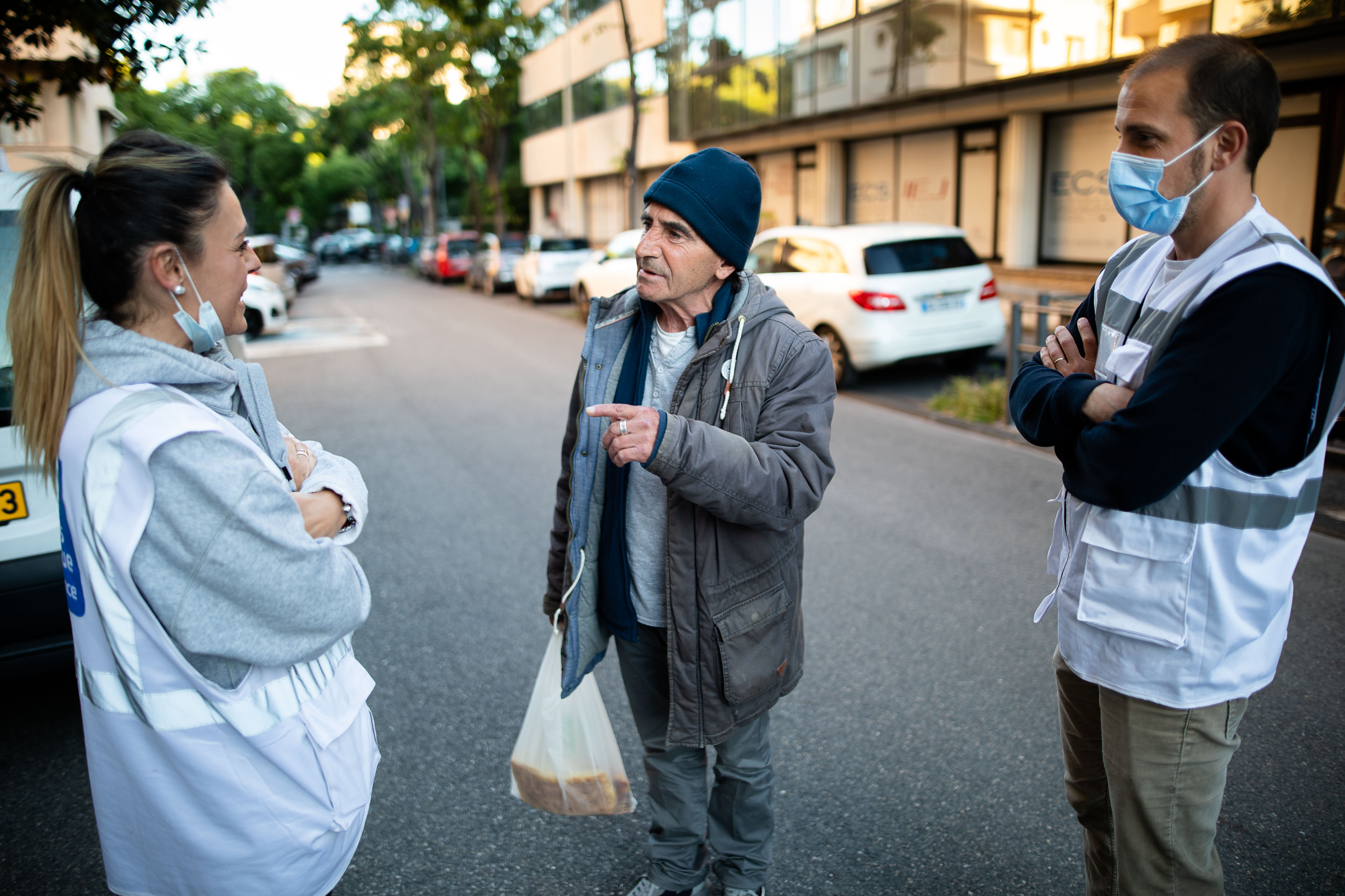 Tournée mobile auprès des personnes à la rue et en précarité à Marseille avec le Secours Catholique.